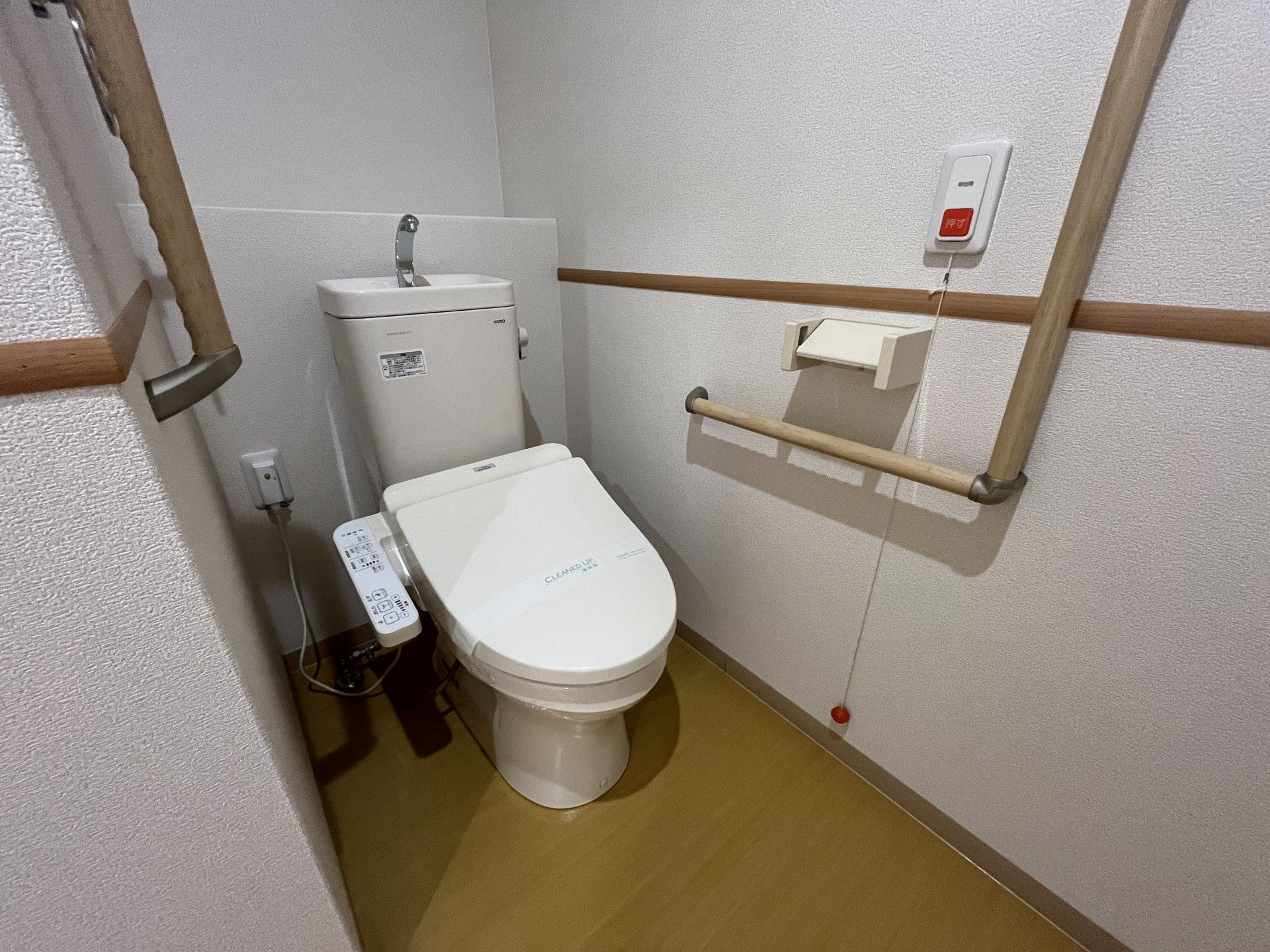 手すり付きのトイレ