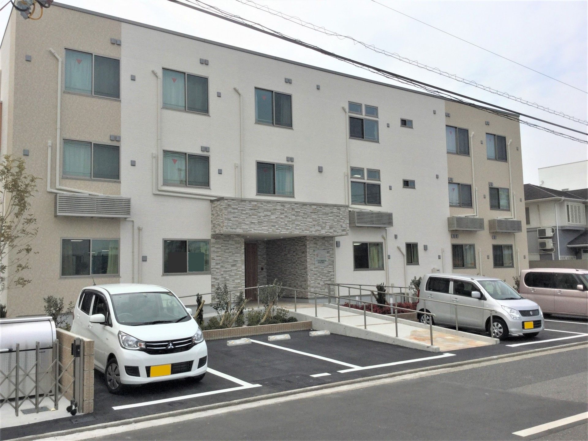駐車場付きの建物外観