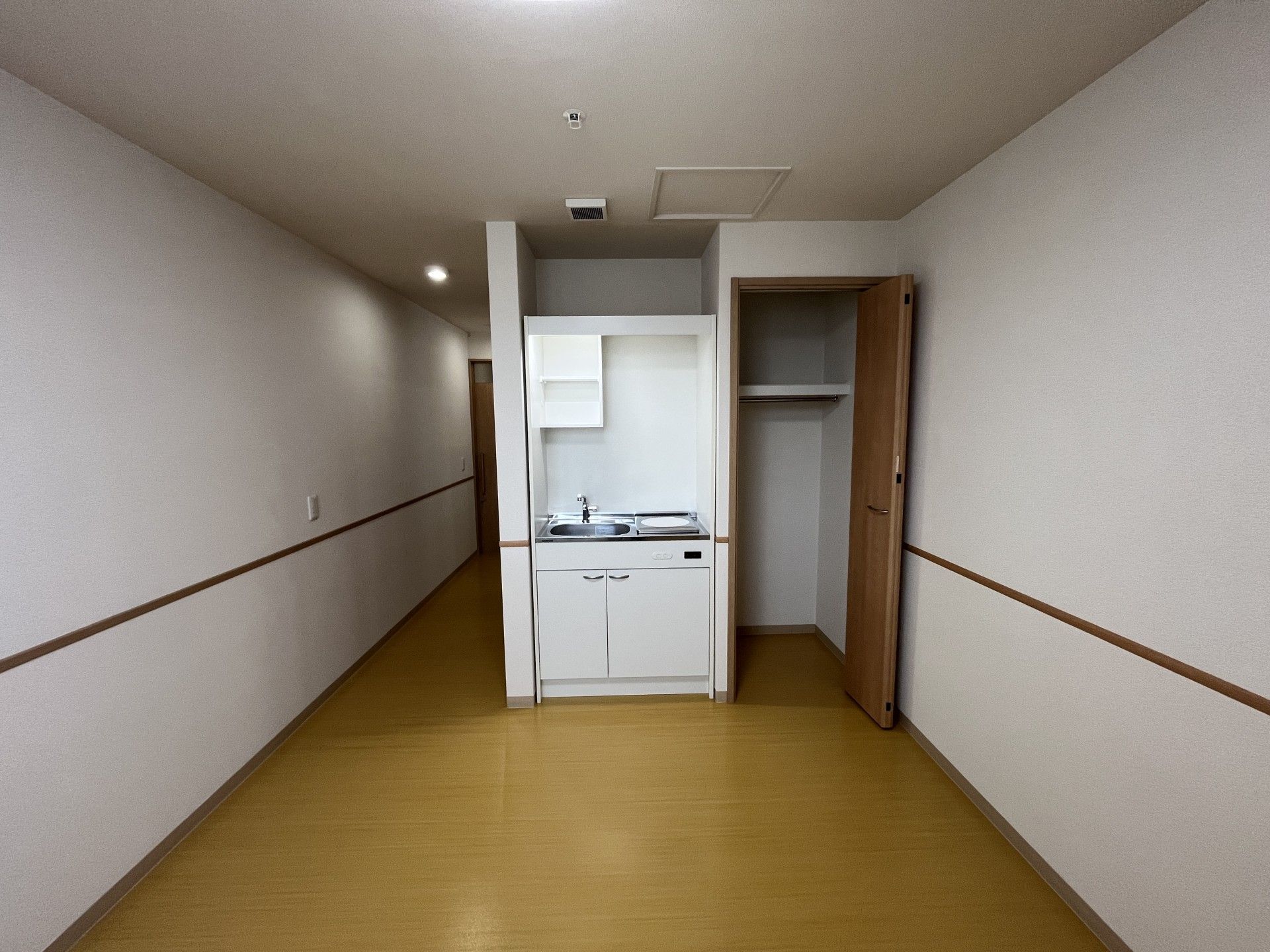 シンプルな居室の一角