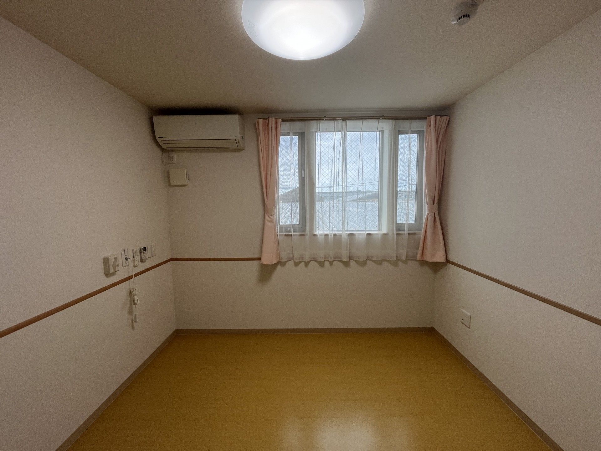 窓際の明るい部屋