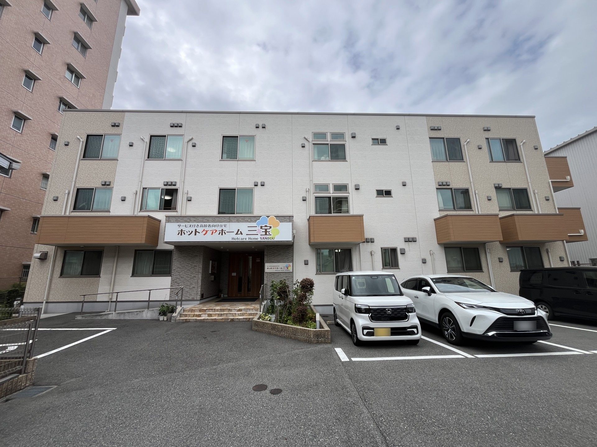 エントランス前の駐車場