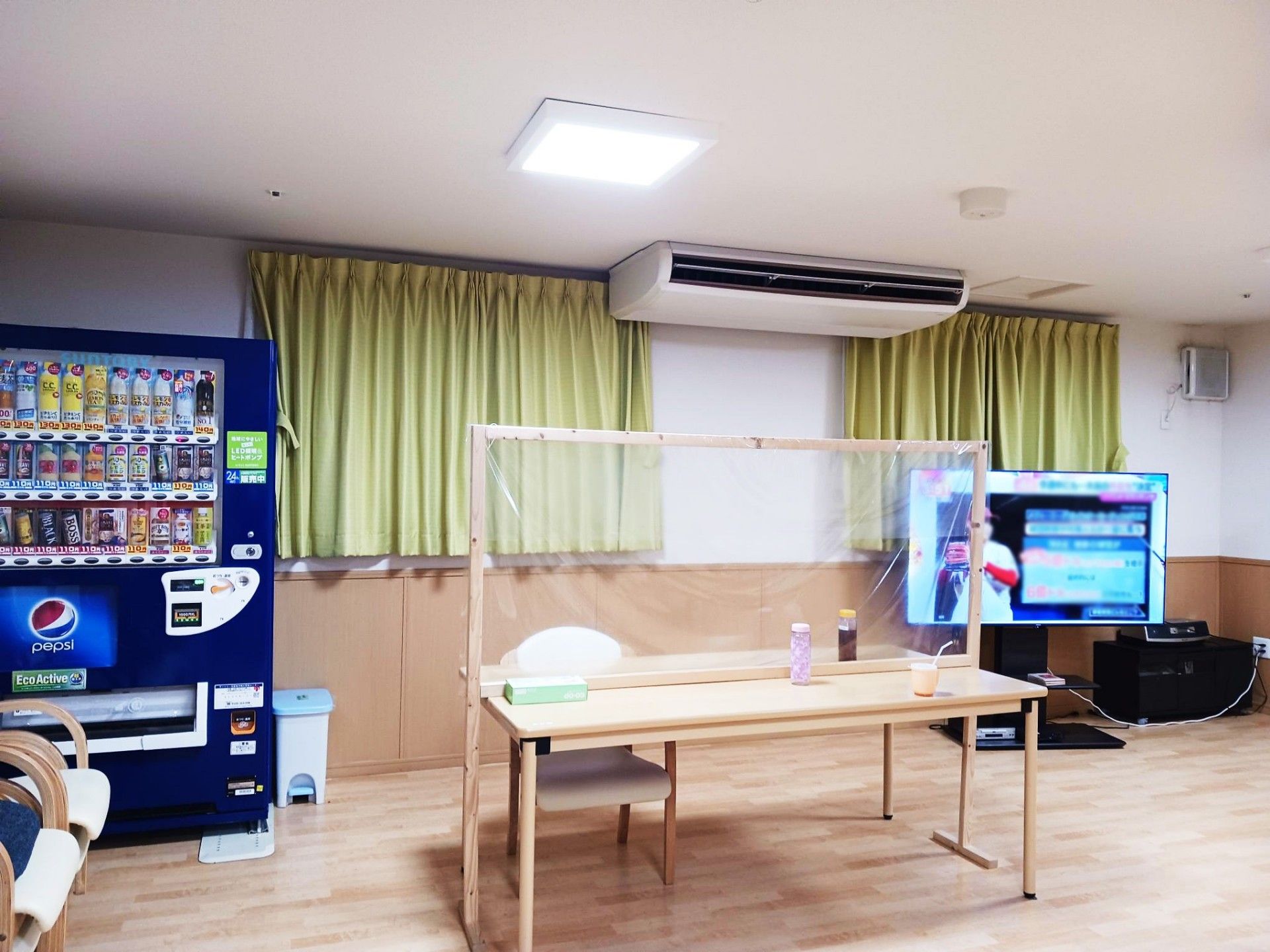 飲み物販売機とテレビのある部屋