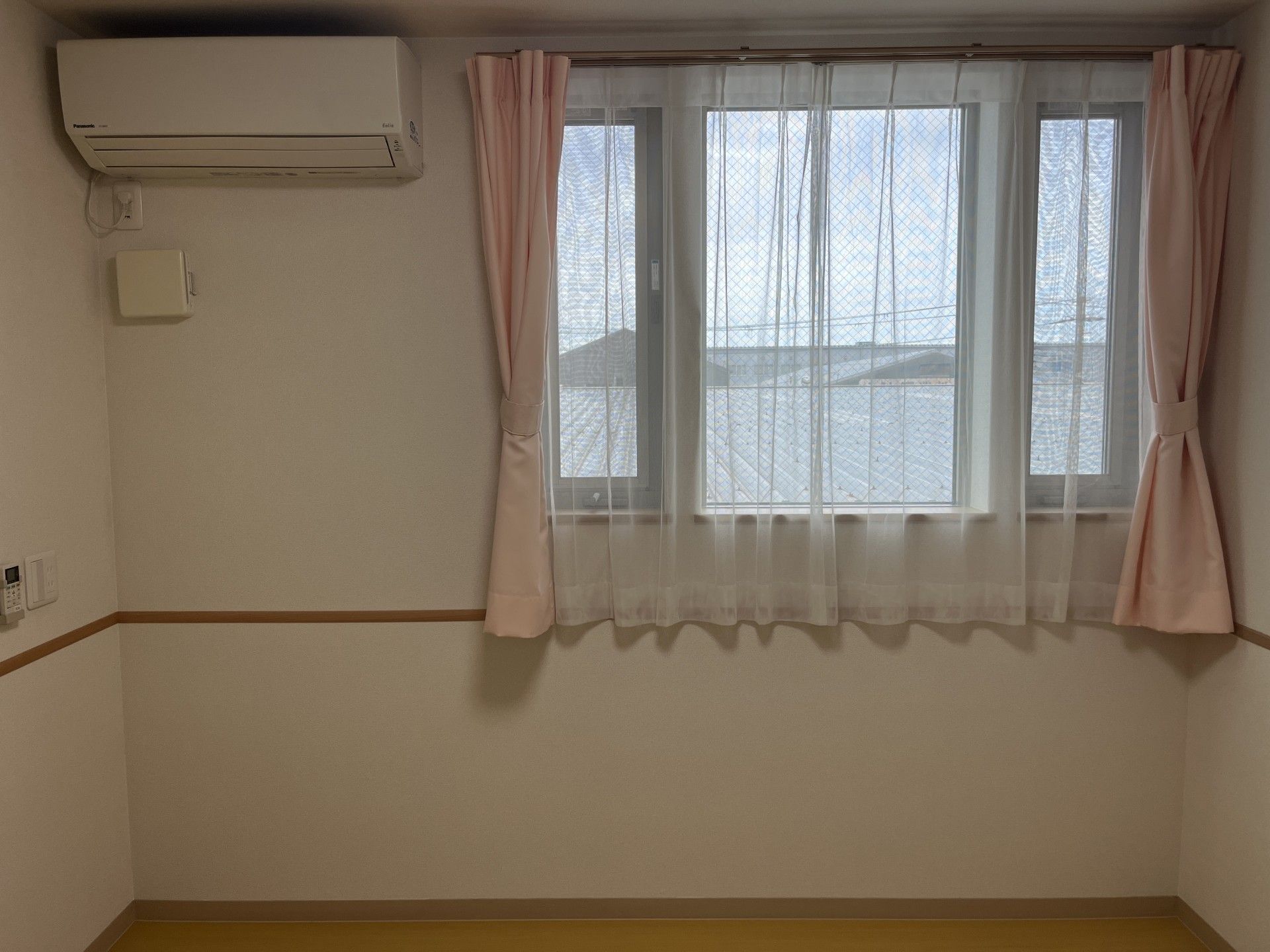 窓とエアコンのある部屋