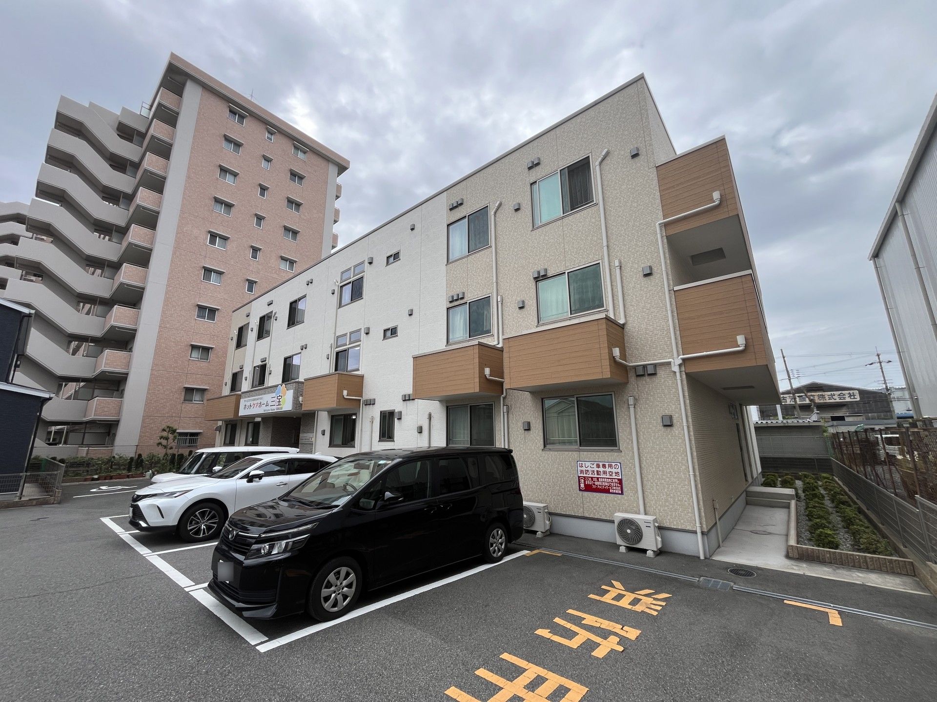 駐車場のある建物外観