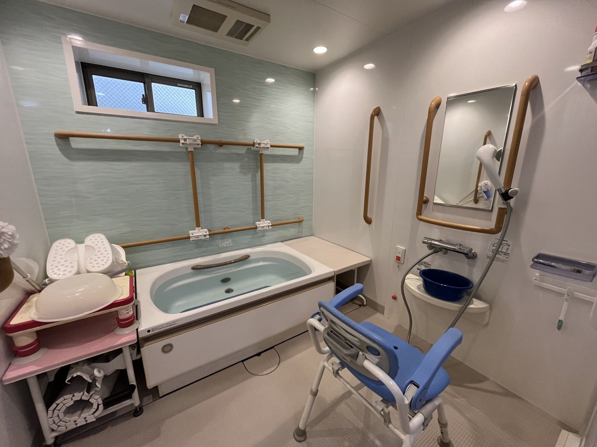 手すり付きの浴室