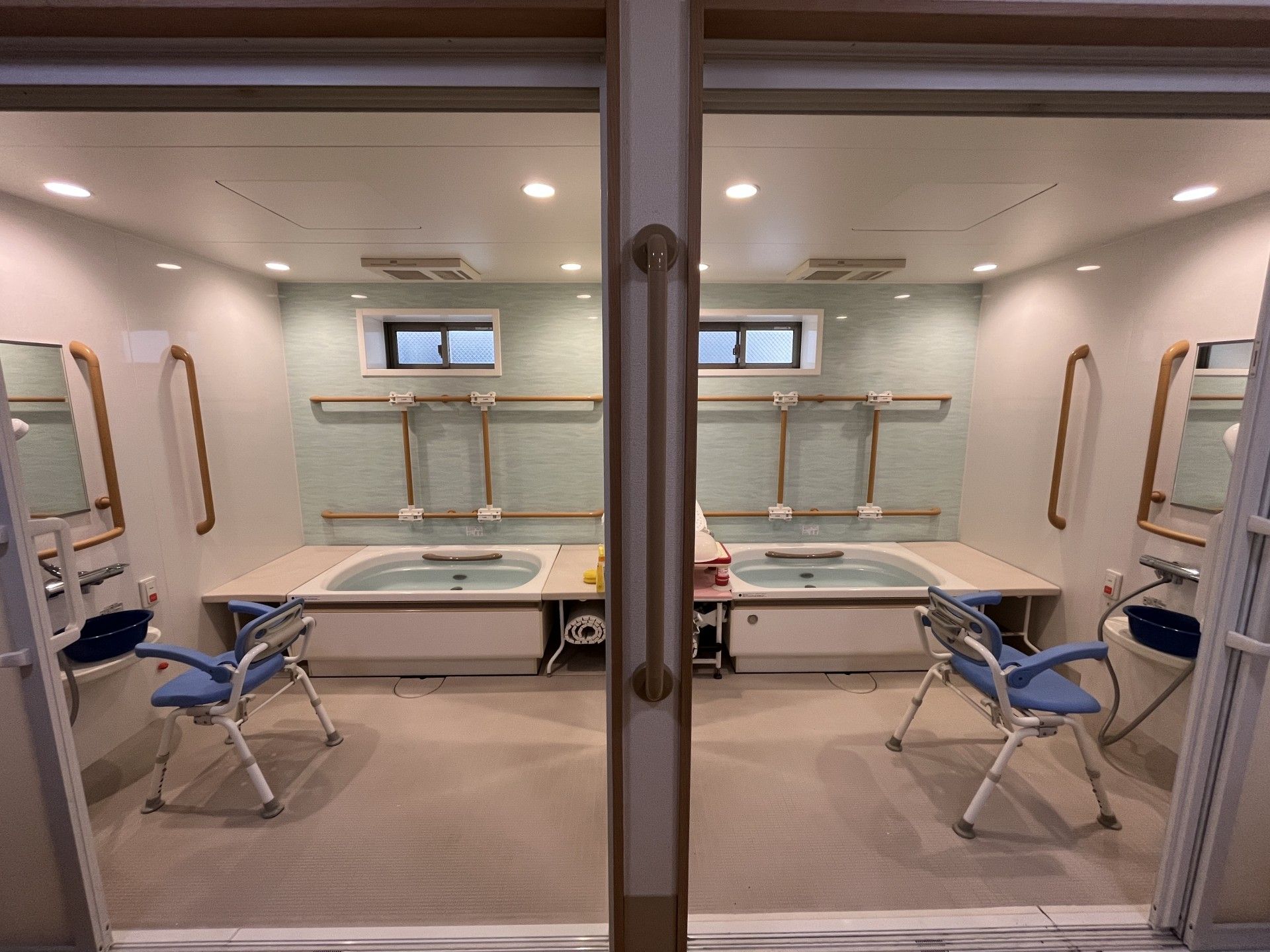 手すり付きの浴室