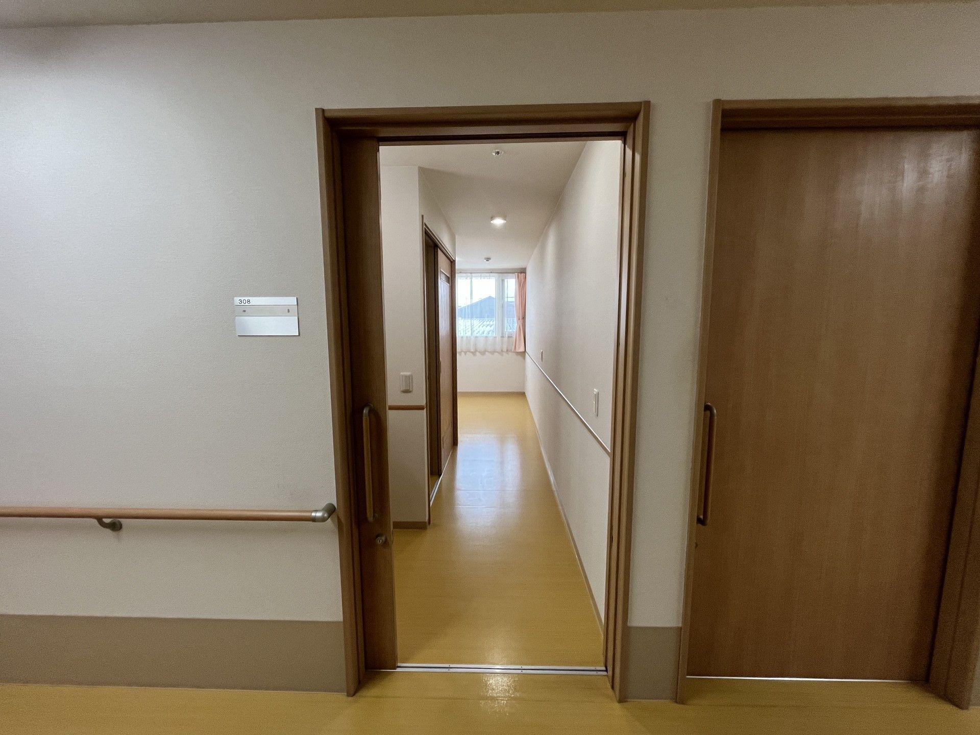 手すり付きの廊下