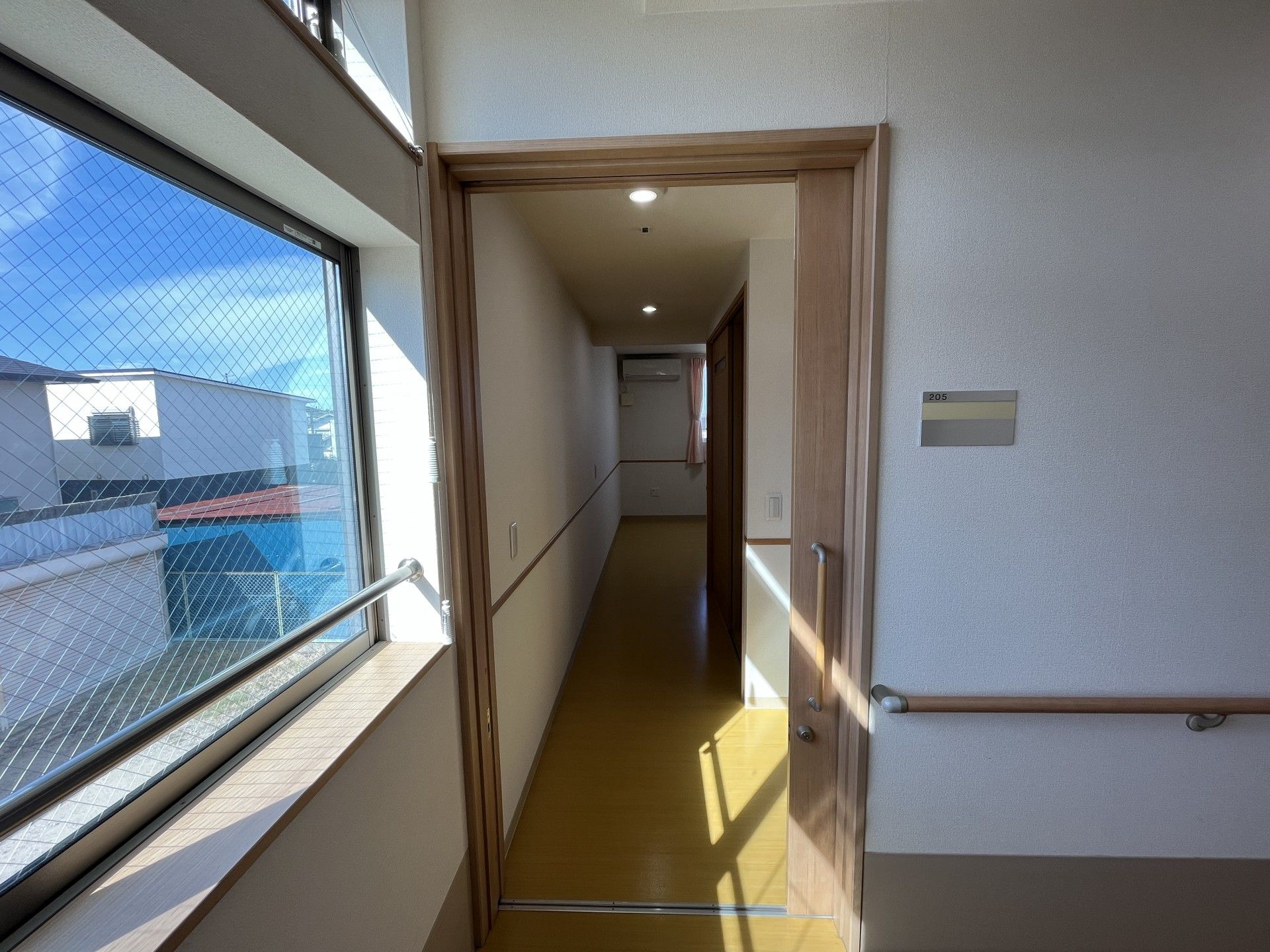 明るい廊下と部屋の入口
