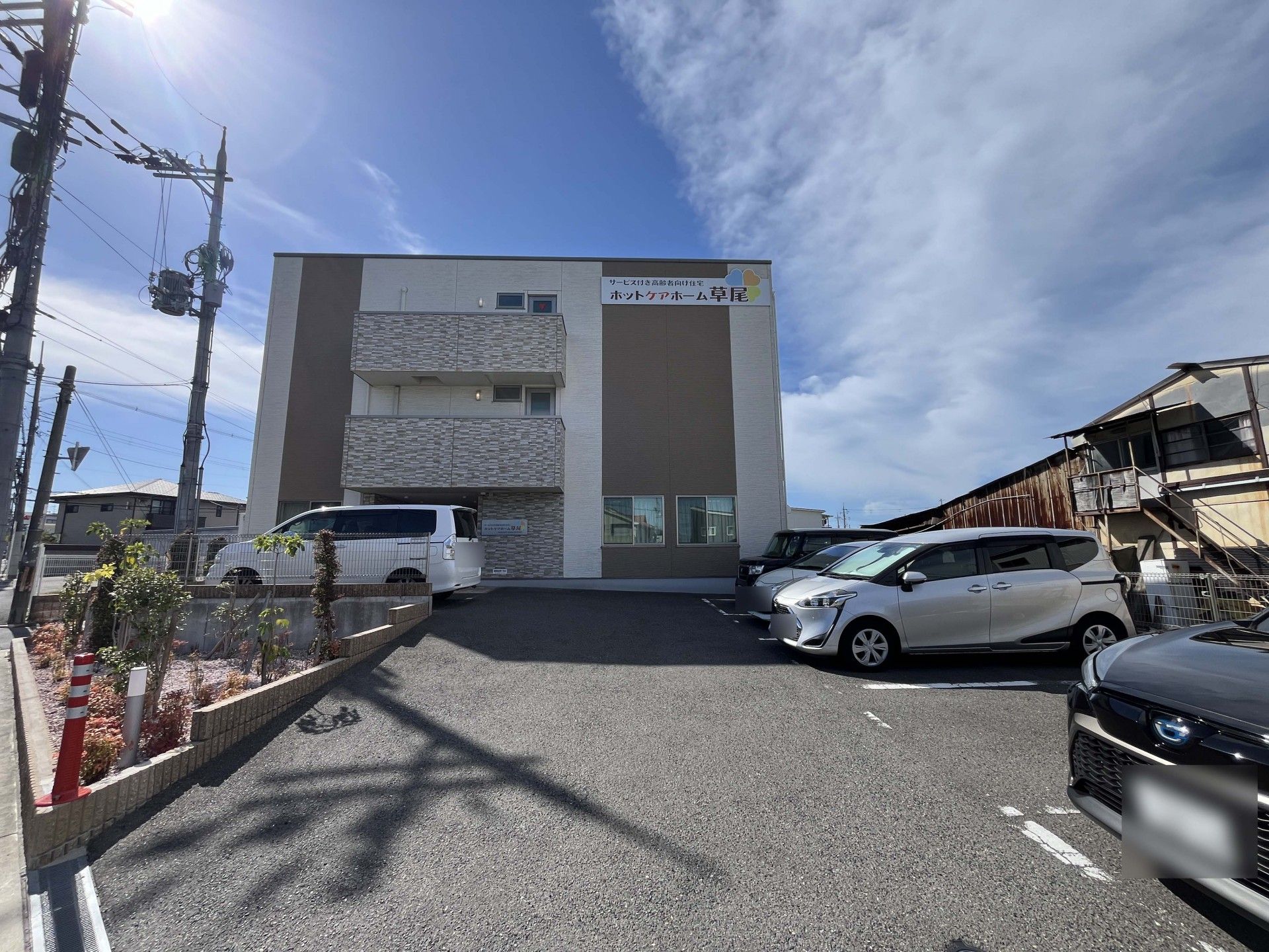 駐車場のある建物外観