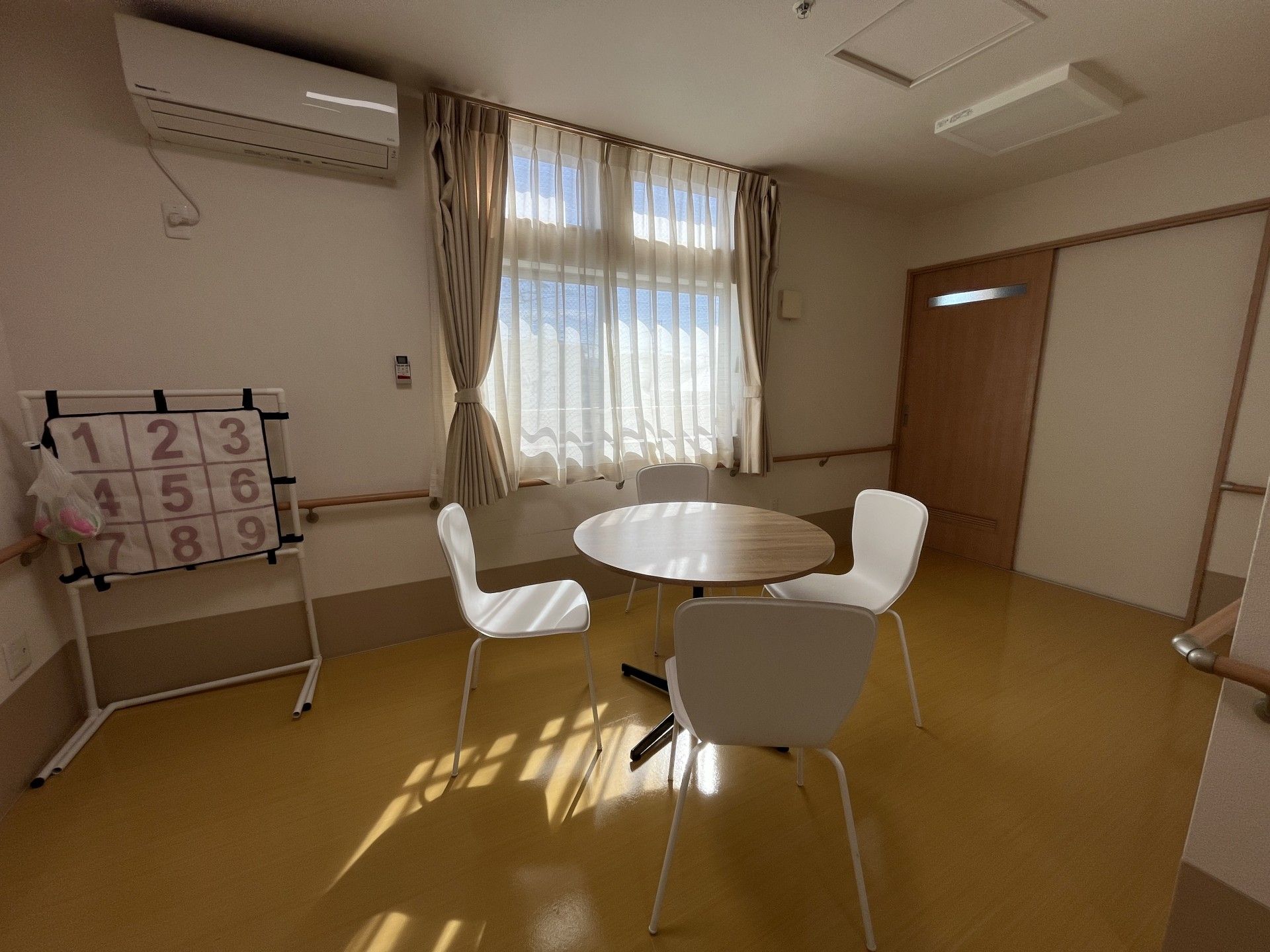 日差しが差し込む部屋