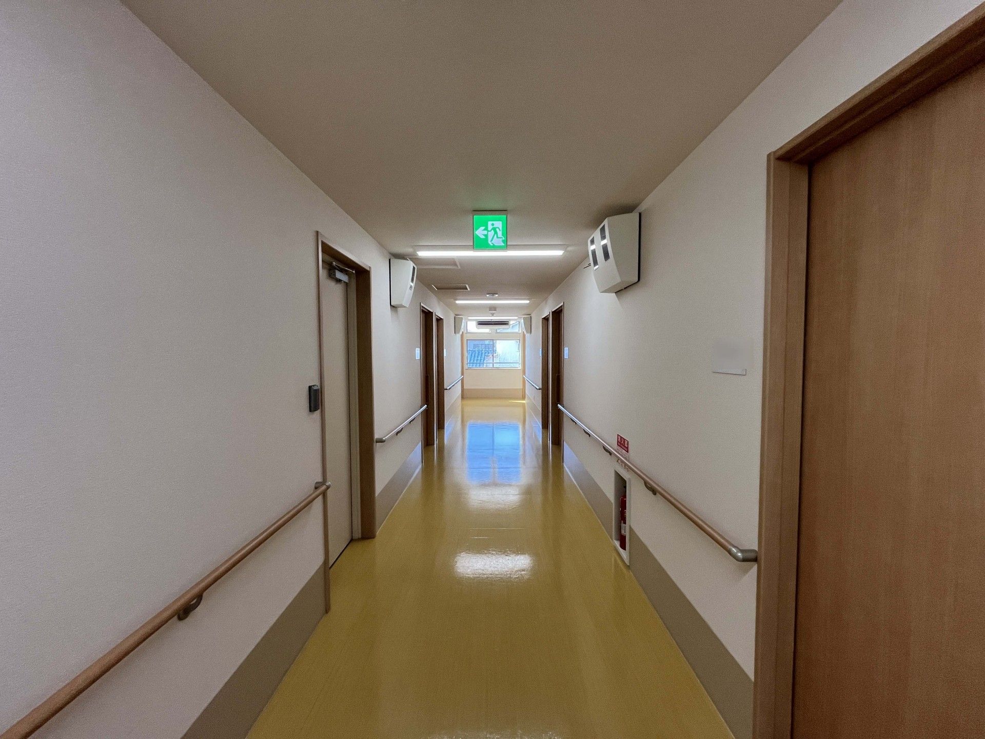 安全な手すり付き廊下