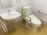 両側に手すりがついたトイレと洗面台。介護仕様の設計を施されている