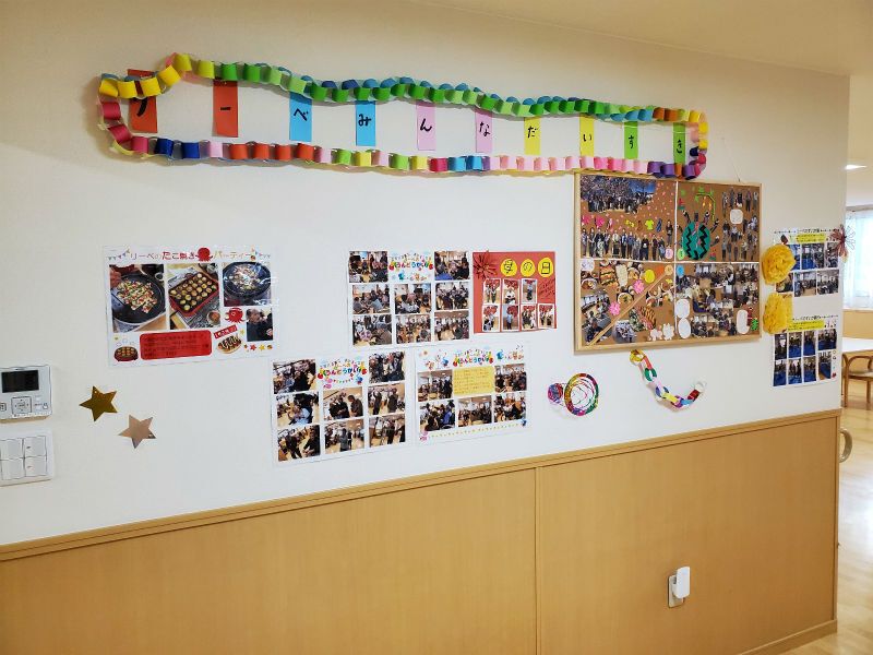 たくさんの写真が飾られた館内の白い壁には手作りの紙飾りが飾られていて、明るい雰囲気。