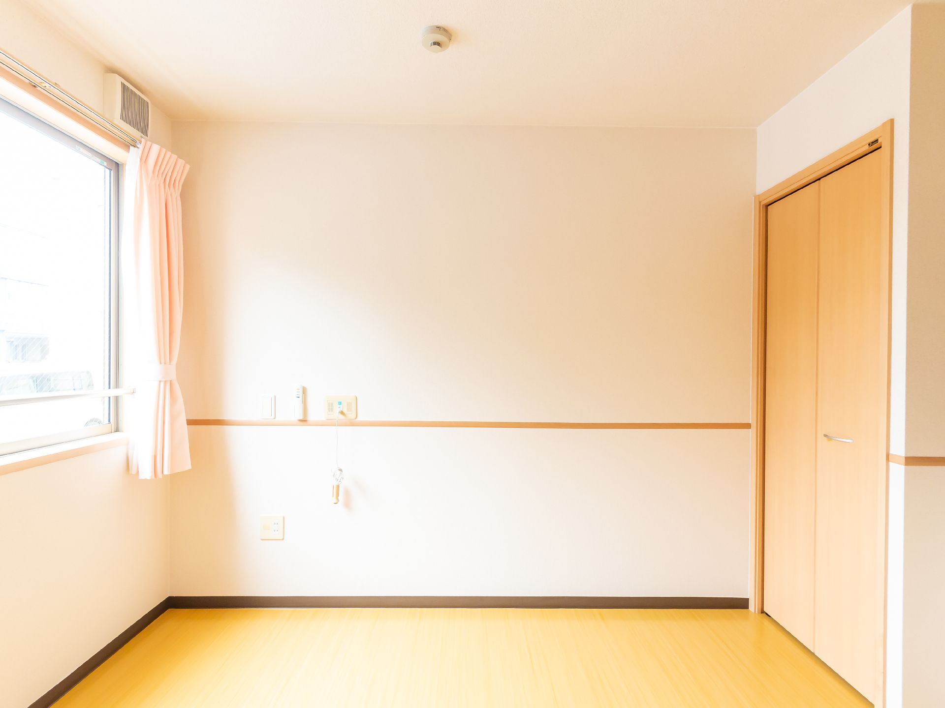 窓やクローゼットが見える居室