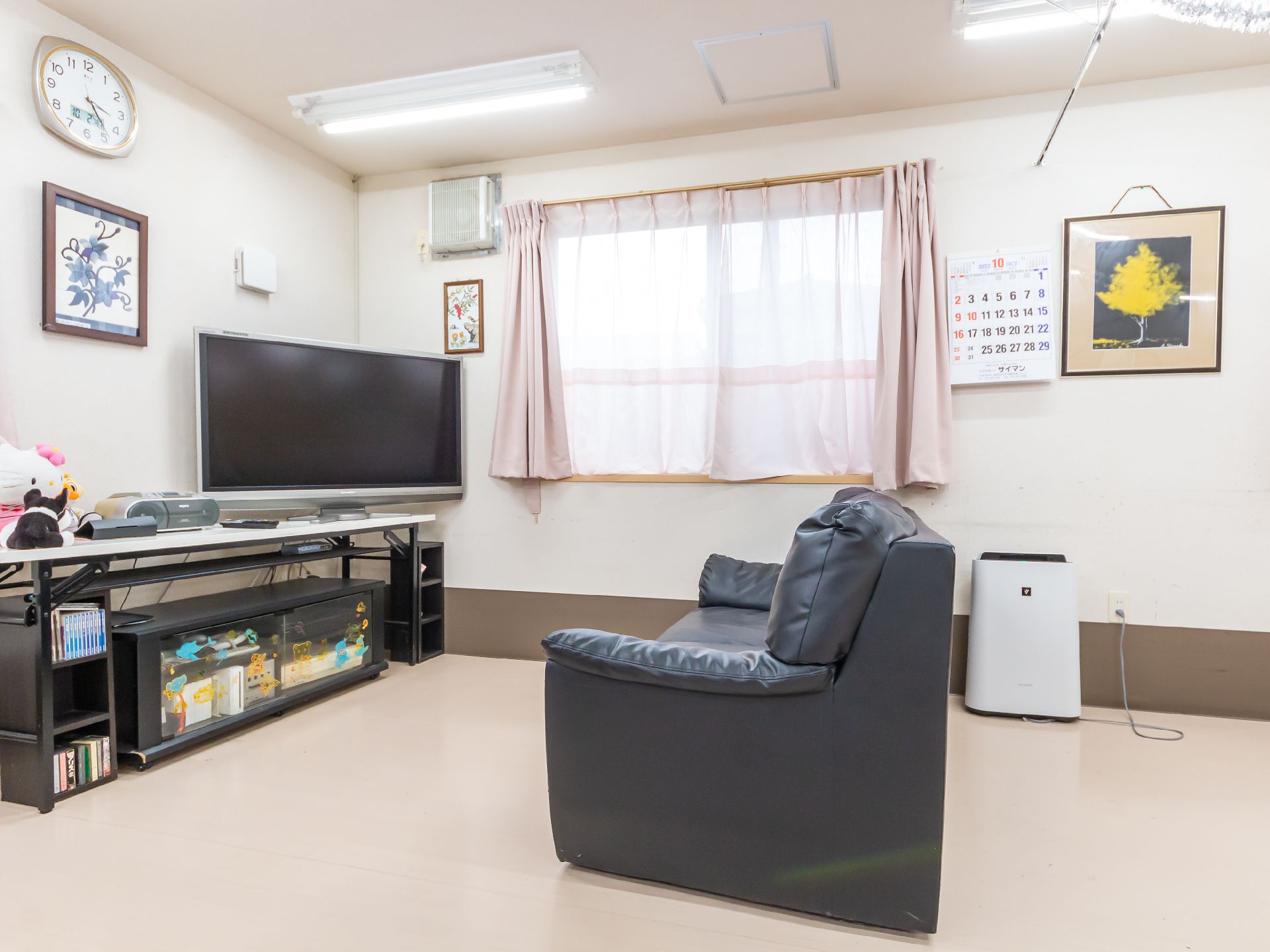 テレビとソファーが置いてる共有スペース