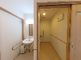 清潔で広々としたトイレと洗面所