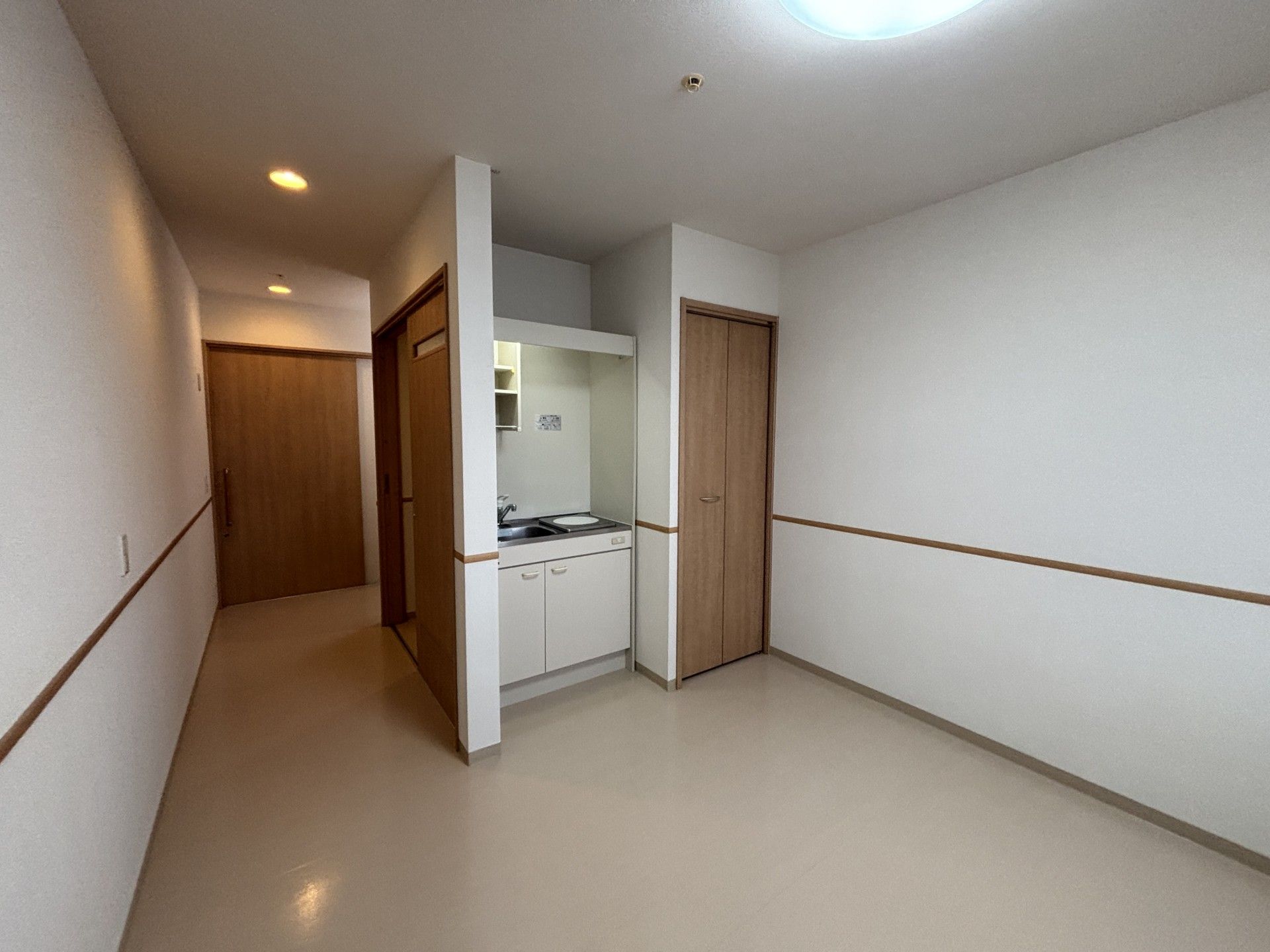 シンプルな居室の一角
