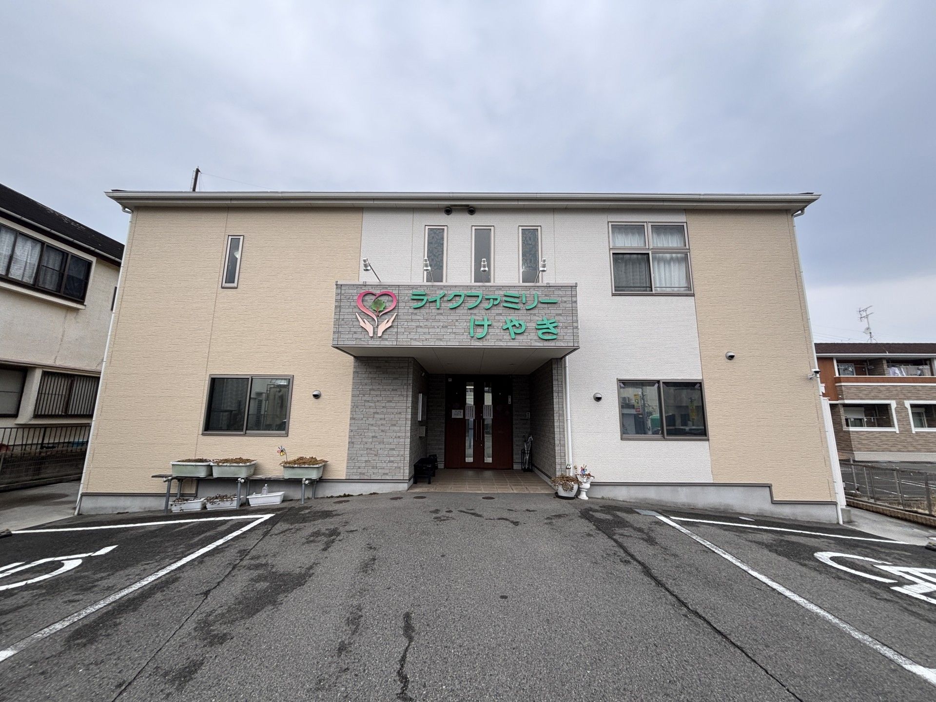 建物の正面玄関
