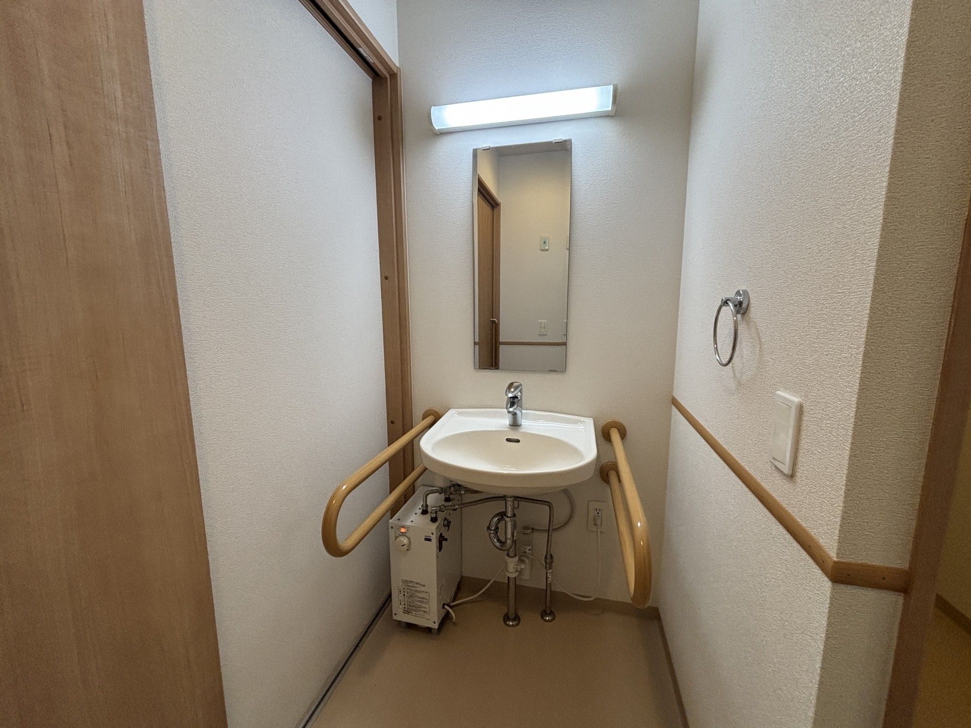 手すり付き洗面台