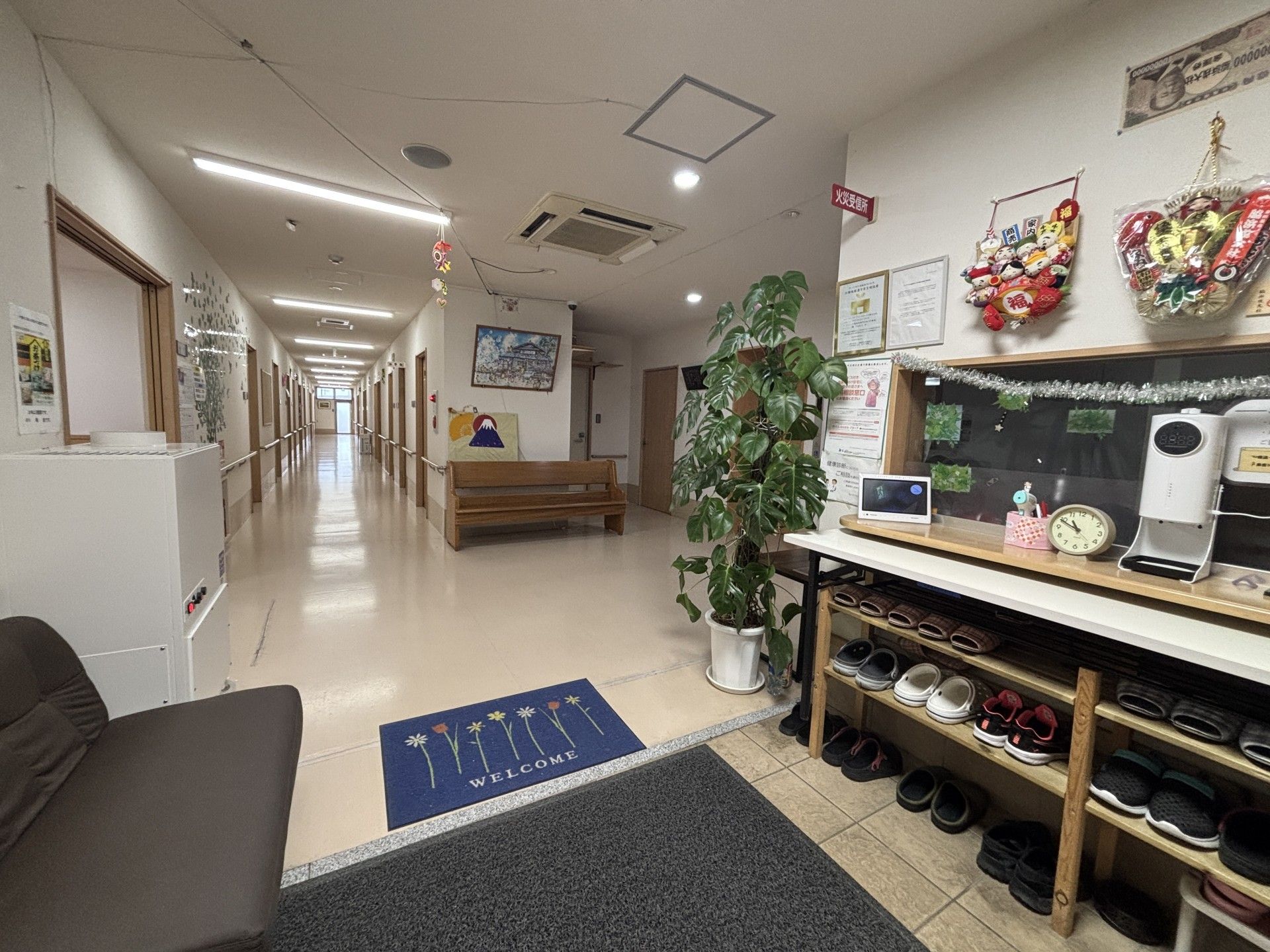 明るい廊下と受付