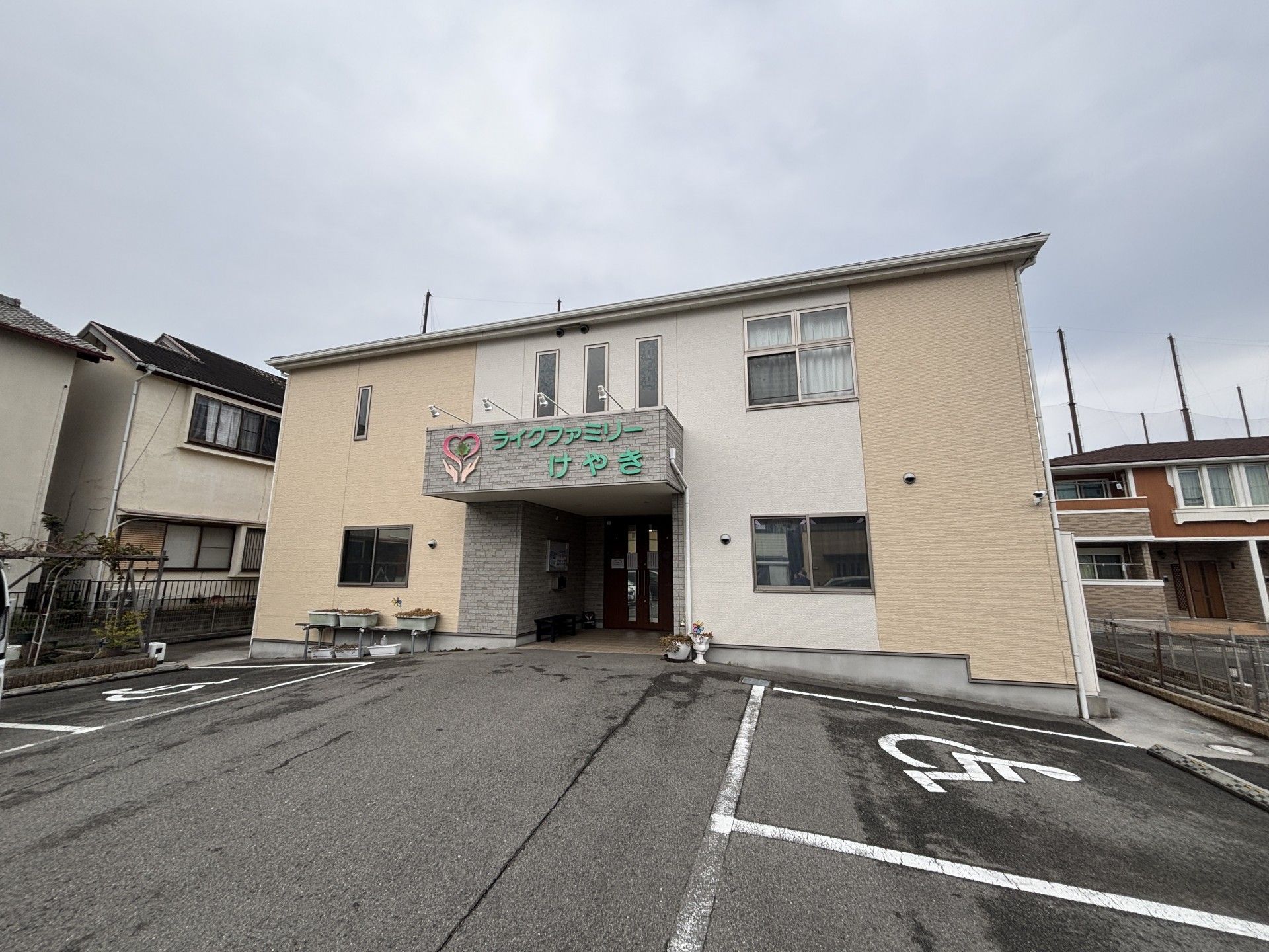 建物の正面玄関