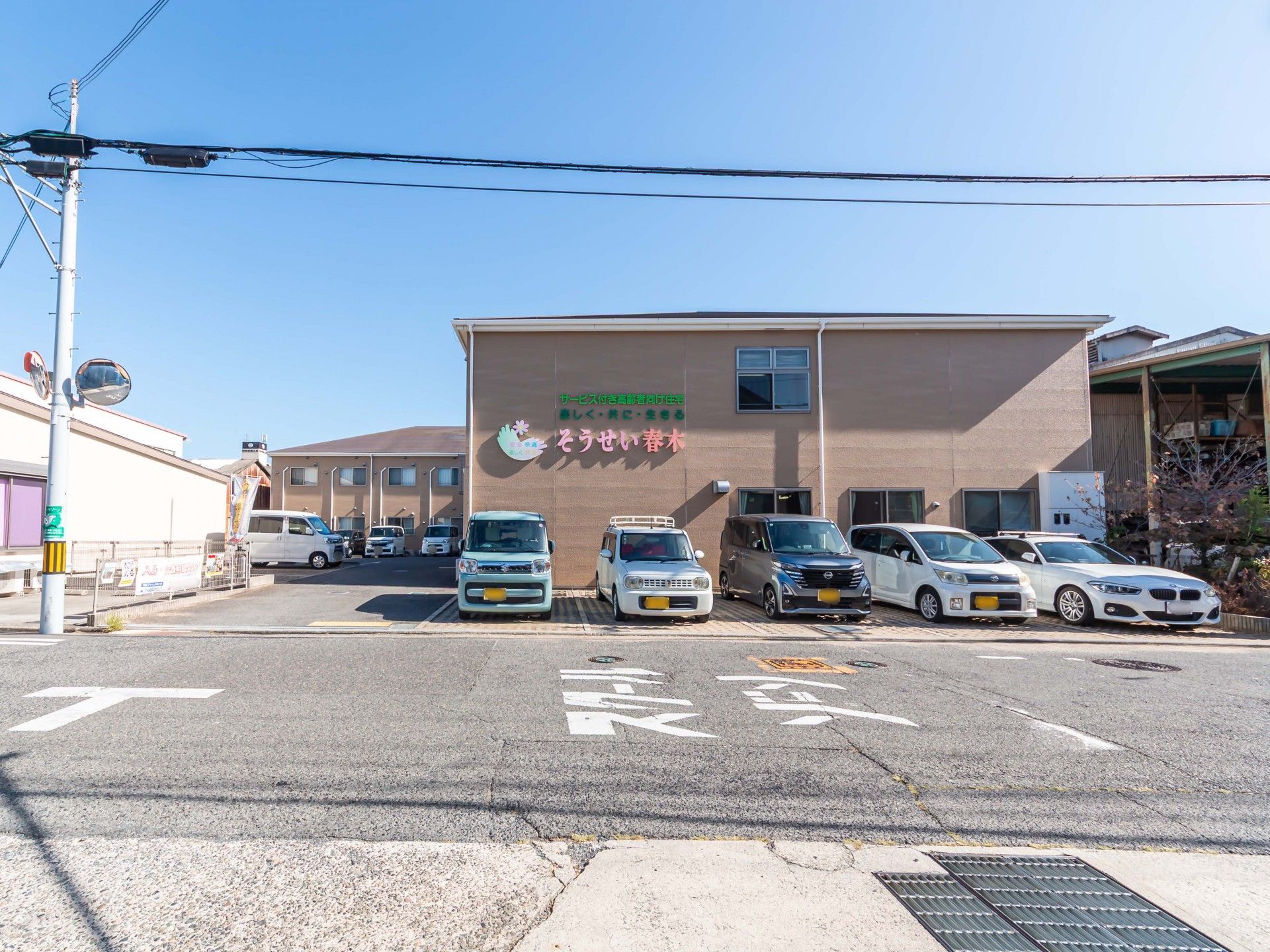 駐車場のある建物外観