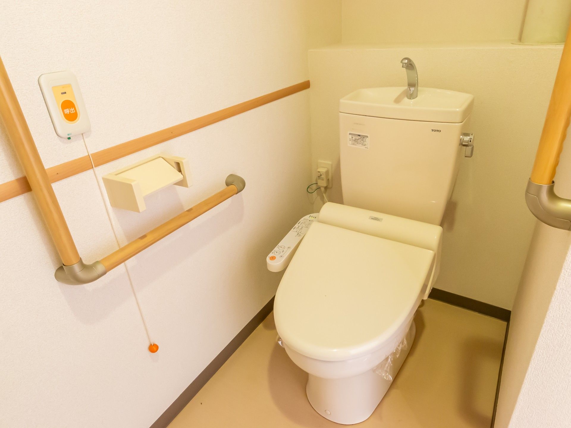 手すり付きのトイレ