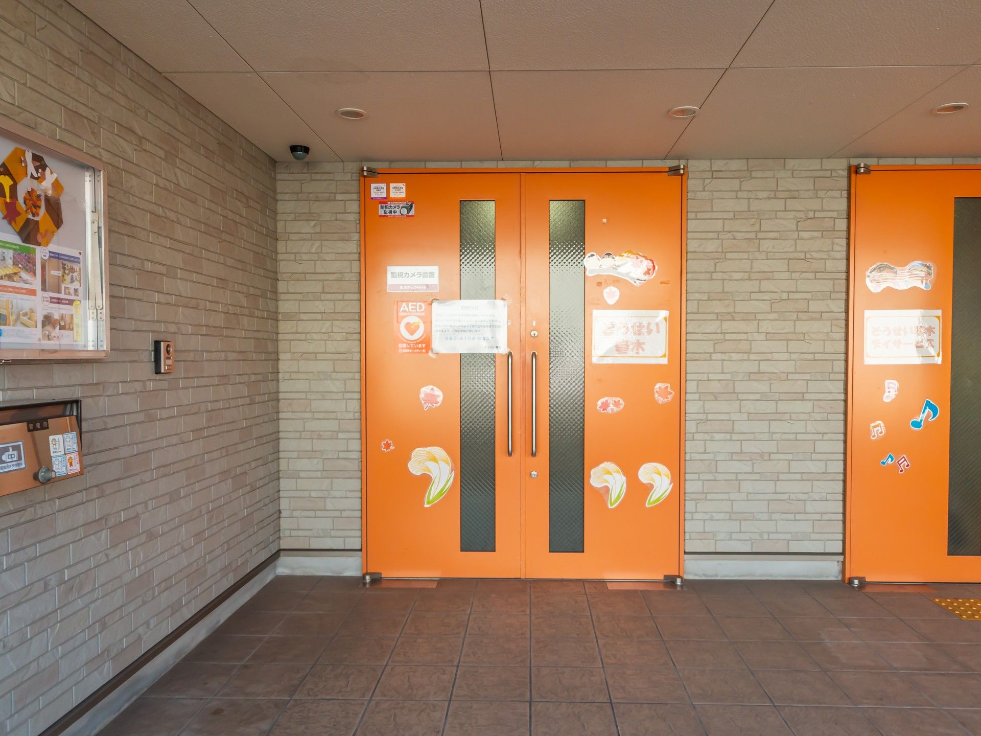 明るいオレンジの入口