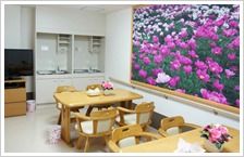 花の壁画がある部屋