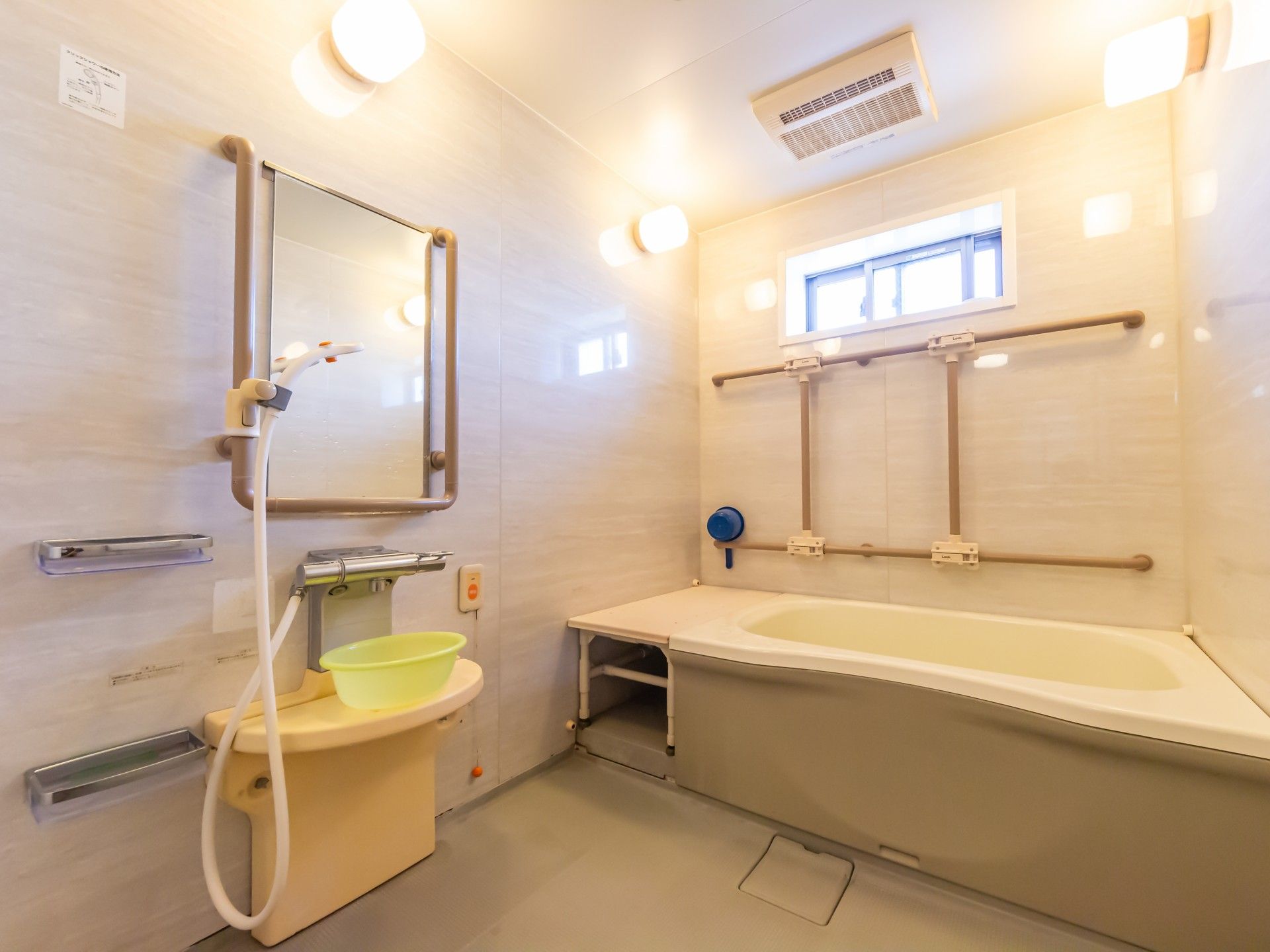 手すり付きの浴室