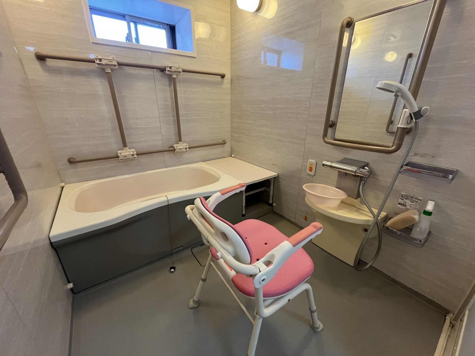 手すり付きの浴室