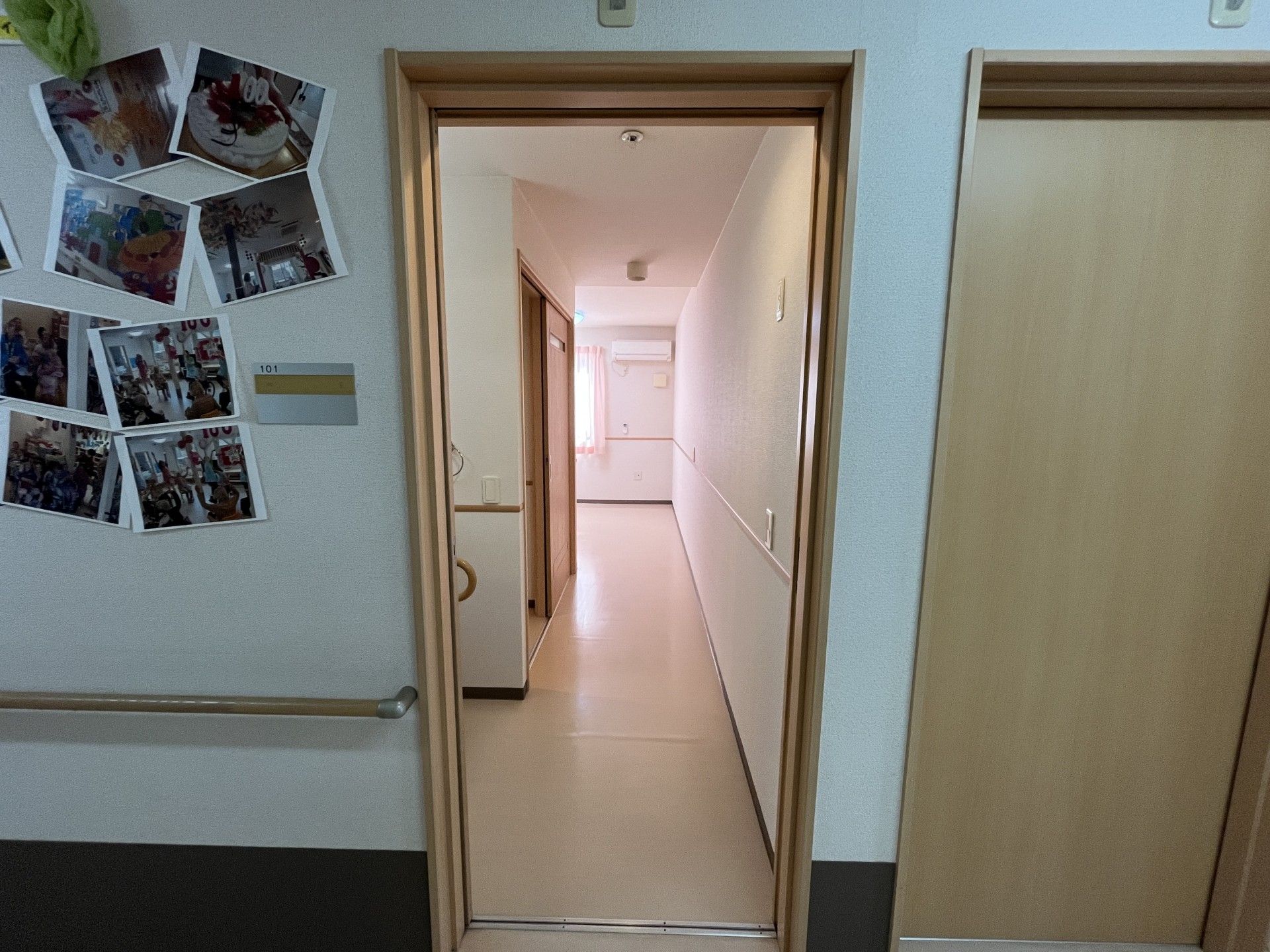 明るい廊下の入口