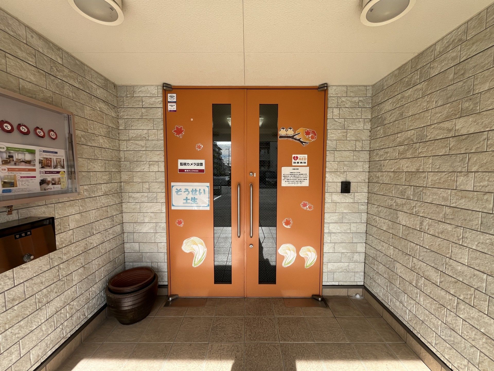 飾りが施された入口