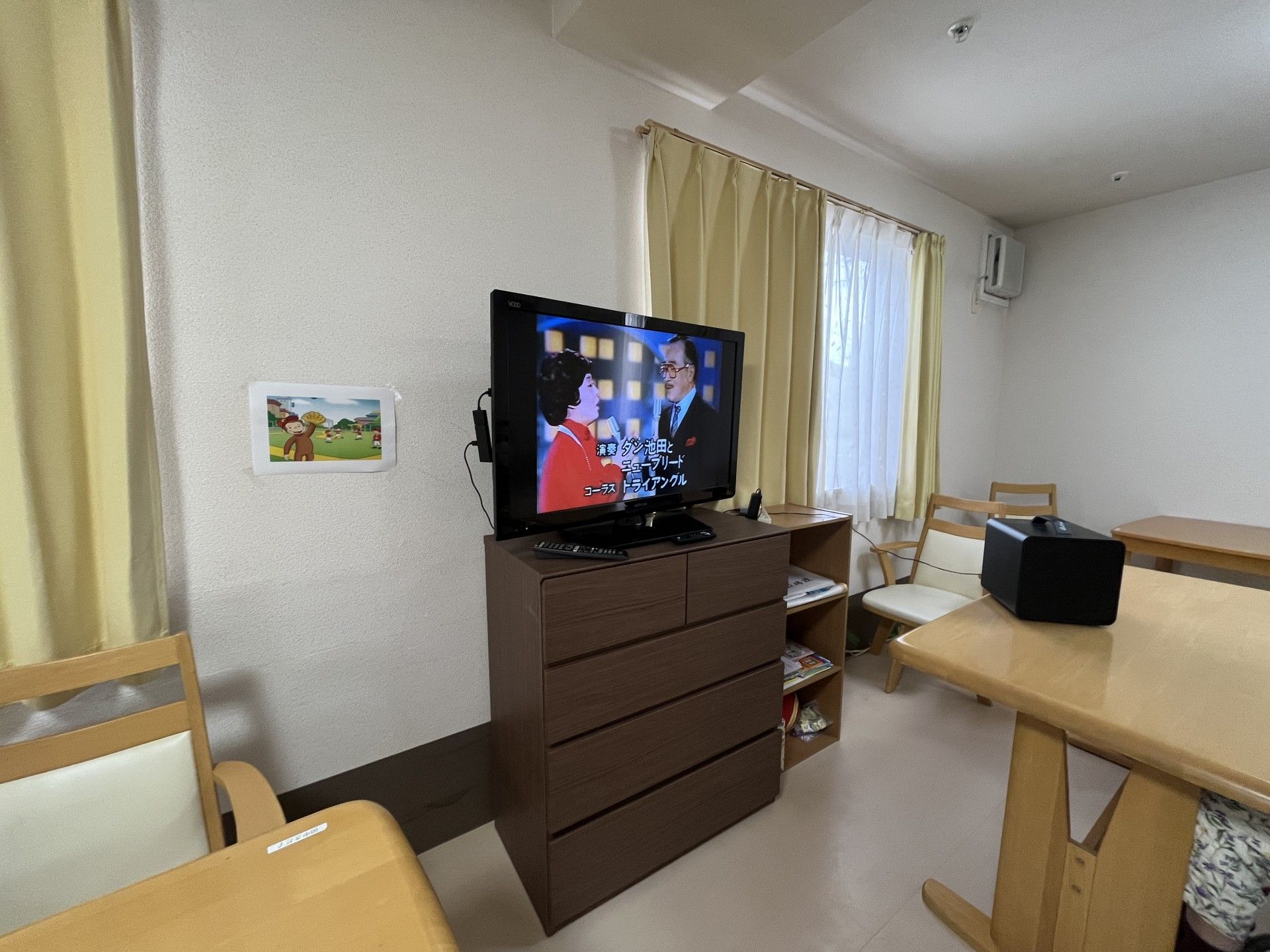 テレビと椅子のある部屋