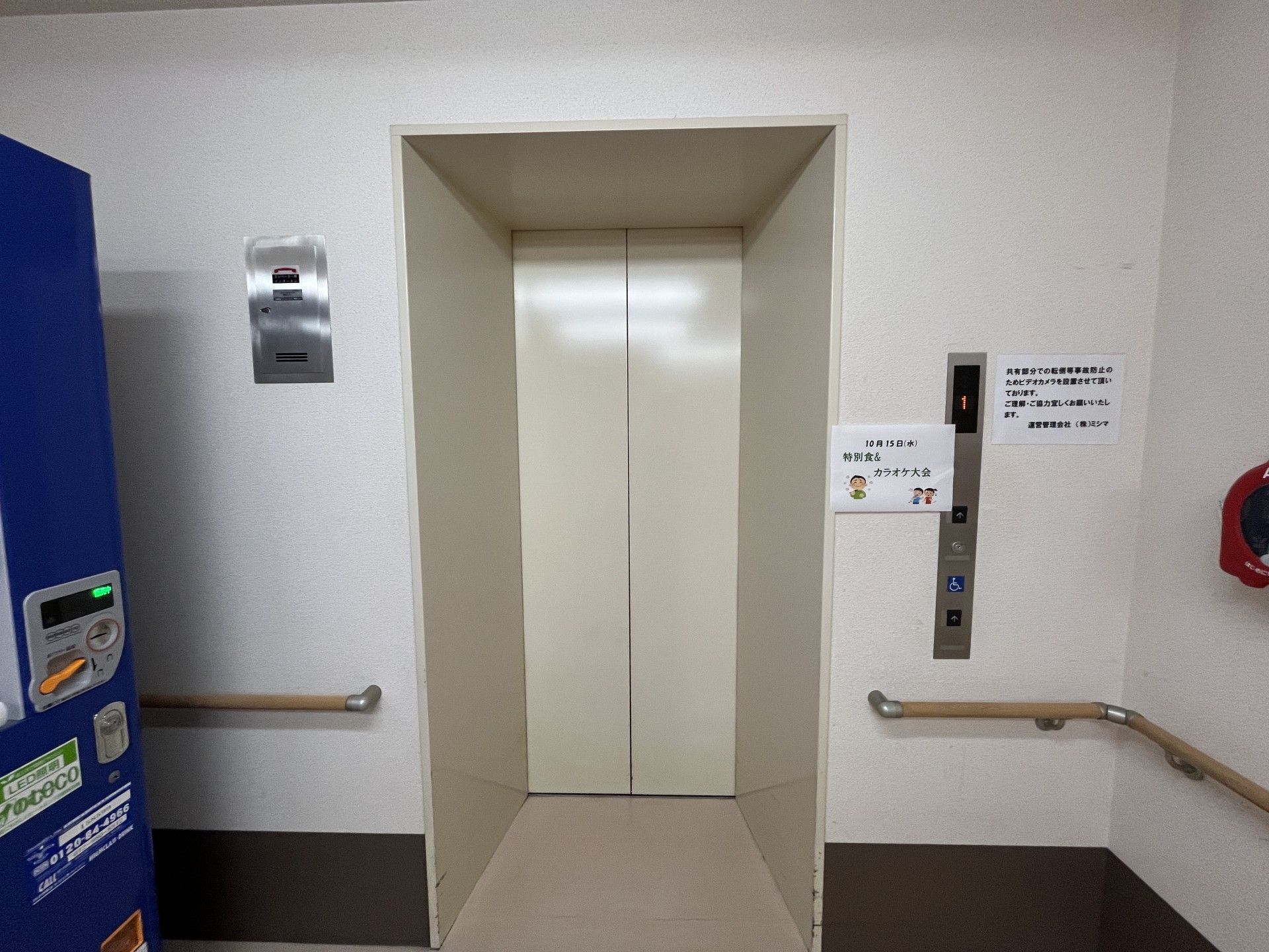 エレベーター前の廊下