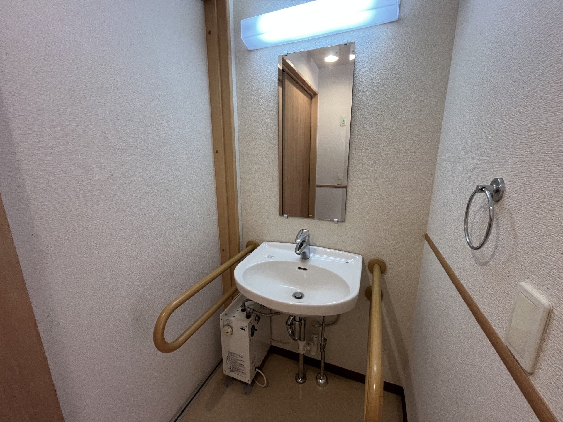 手すり付き洗面台