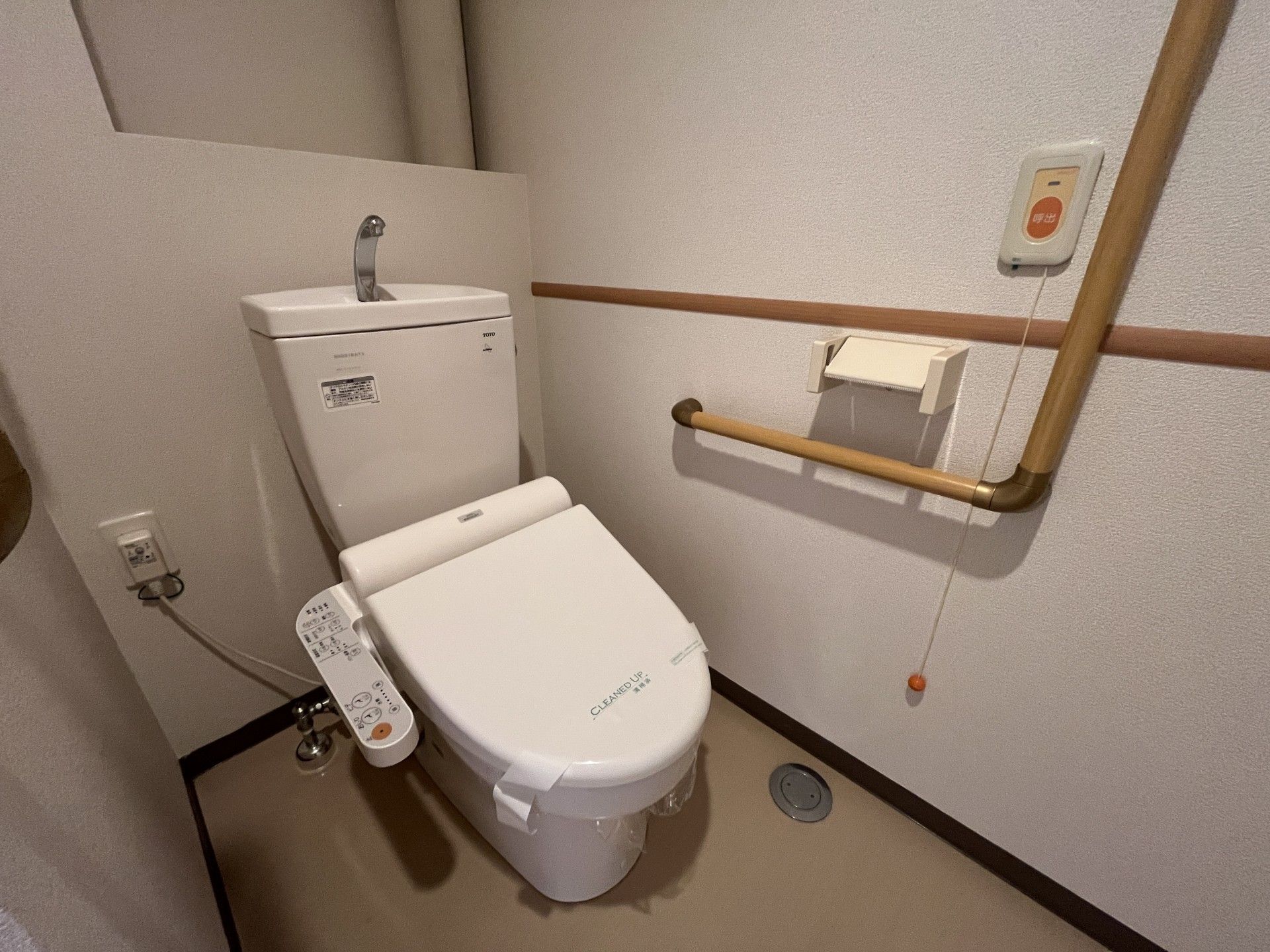手すり付きのトイレ