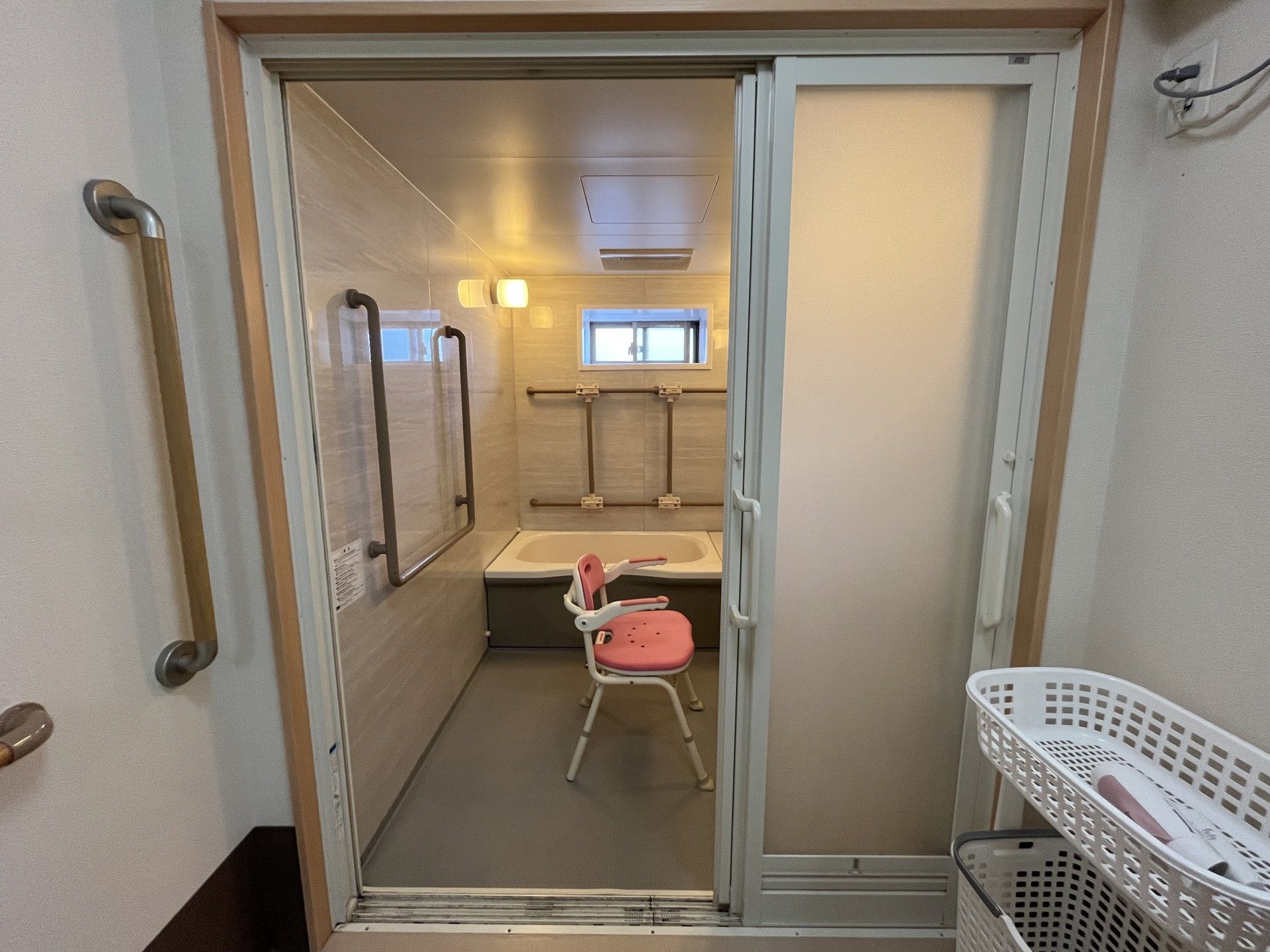 手すり付きの浴室