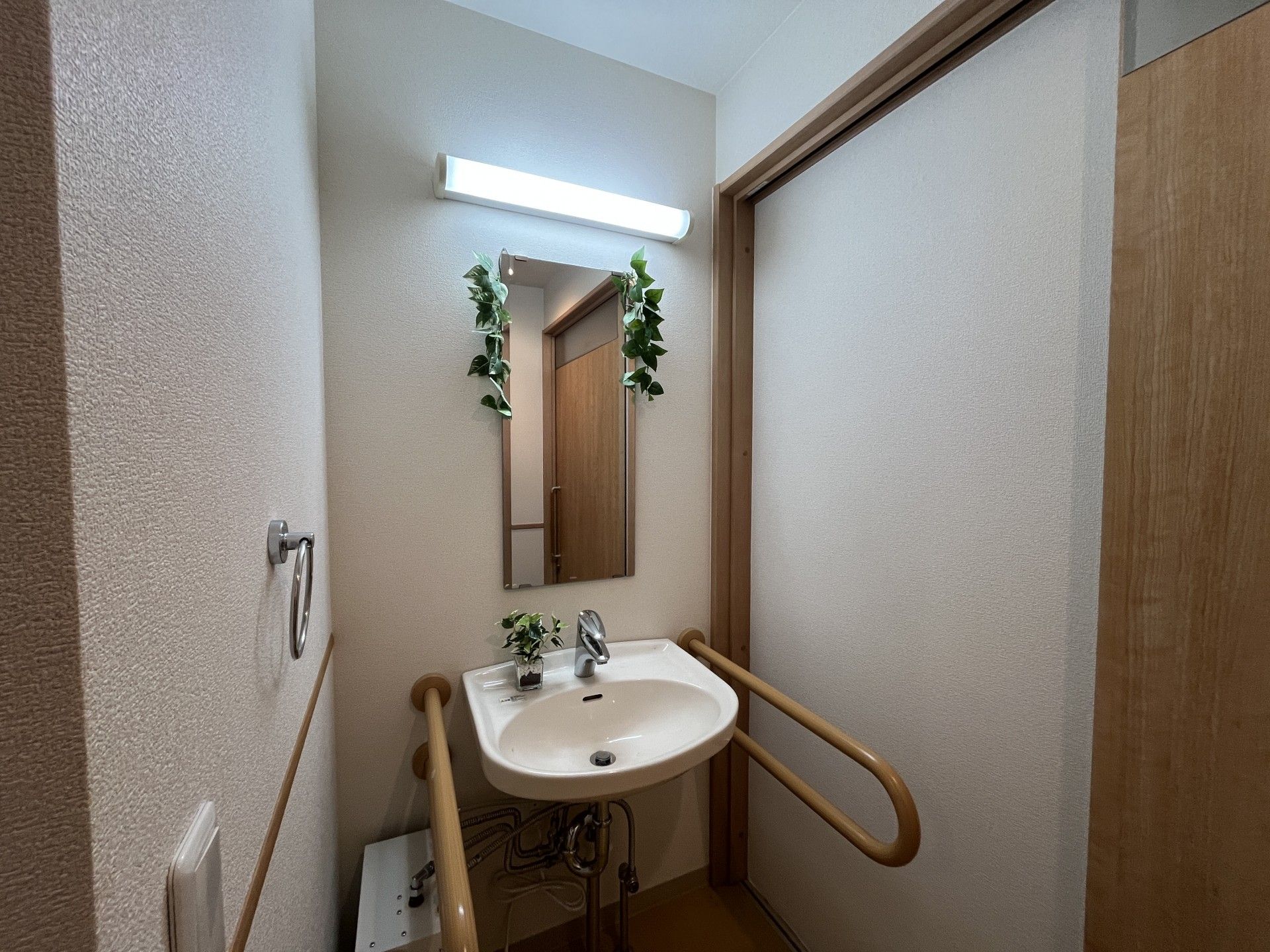 手すり付き洗面台