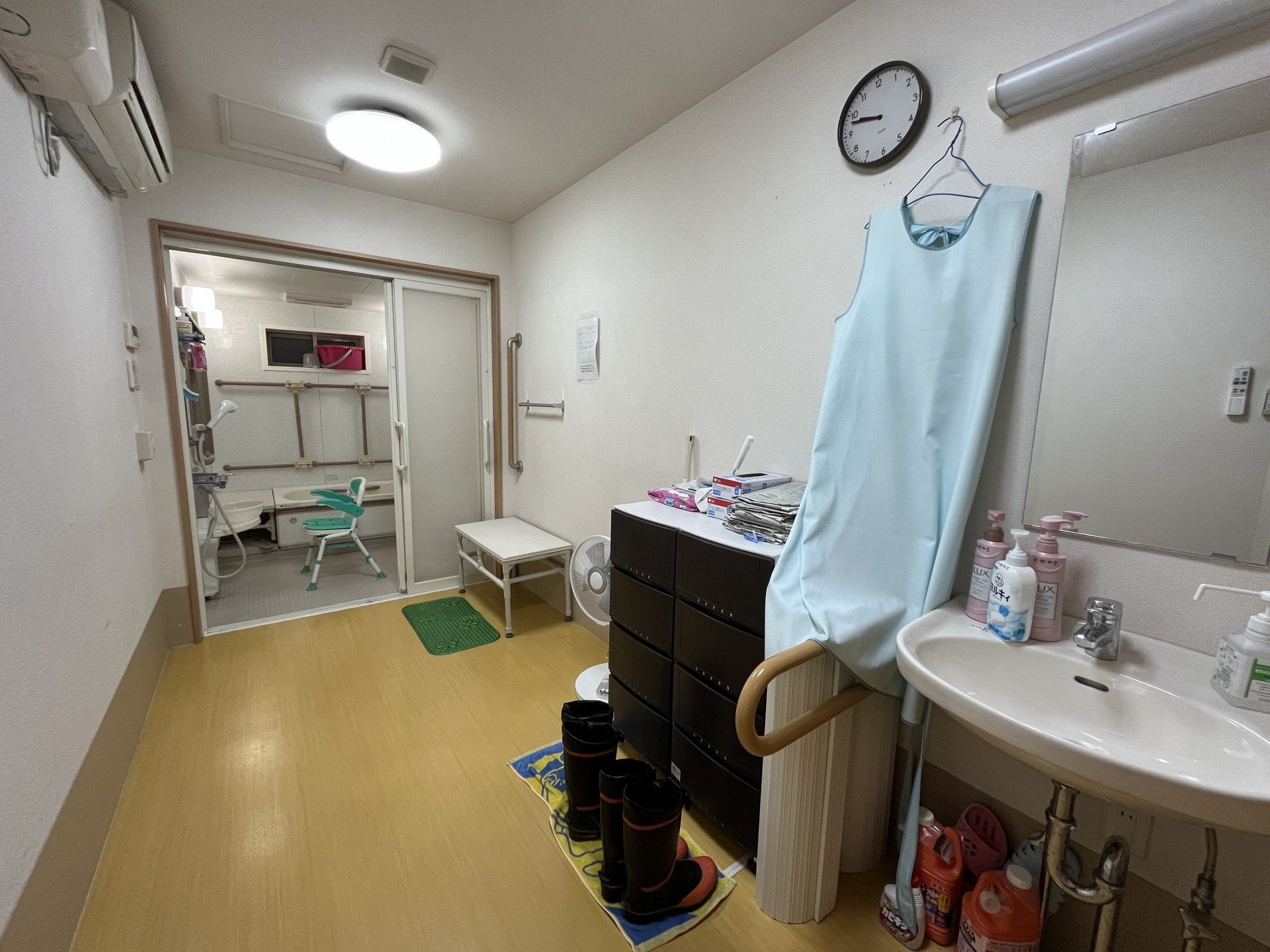 清潔な洗面所と浴室