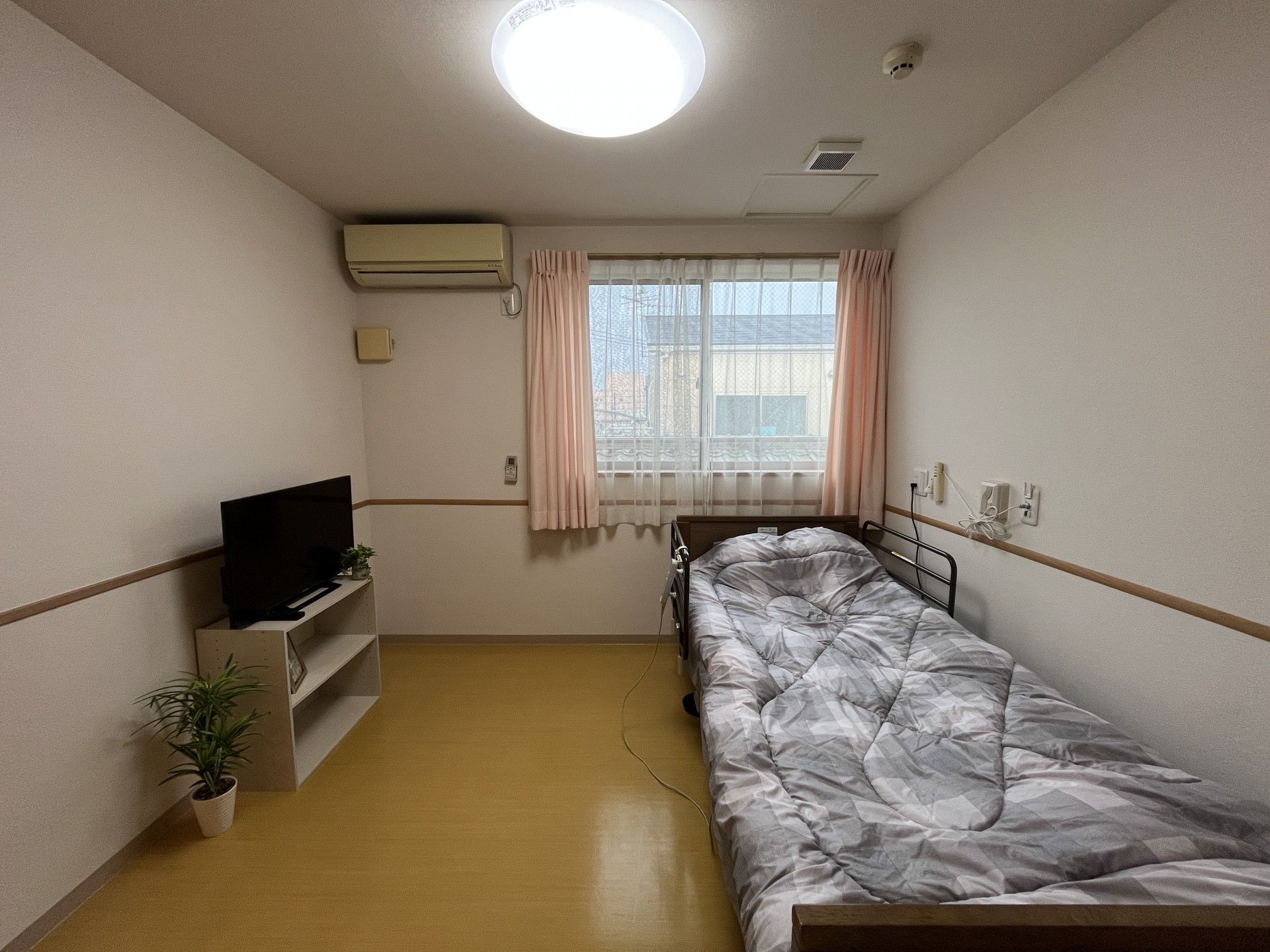 シンプルな個室の様子