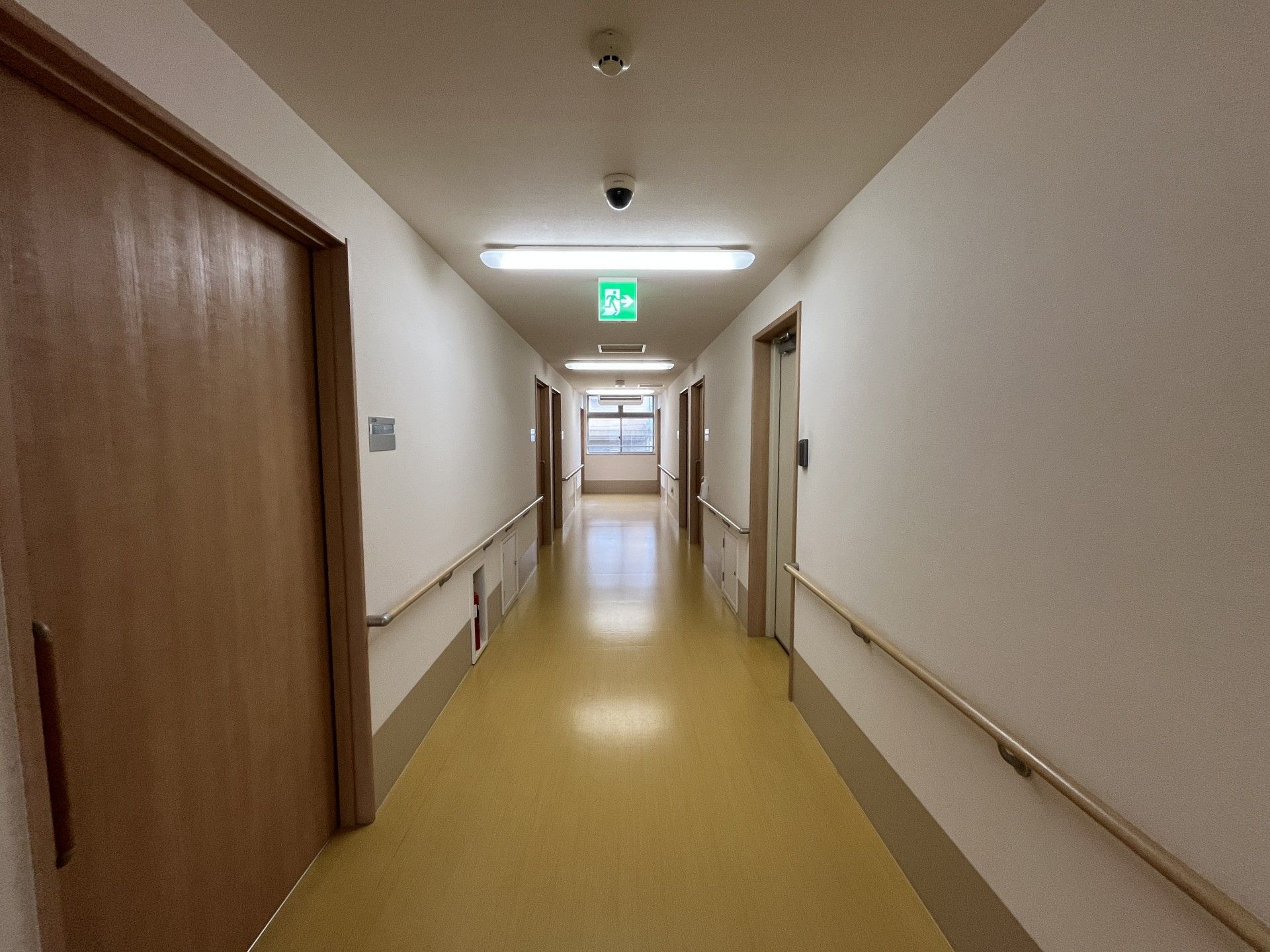 手すり付きの長い廊下