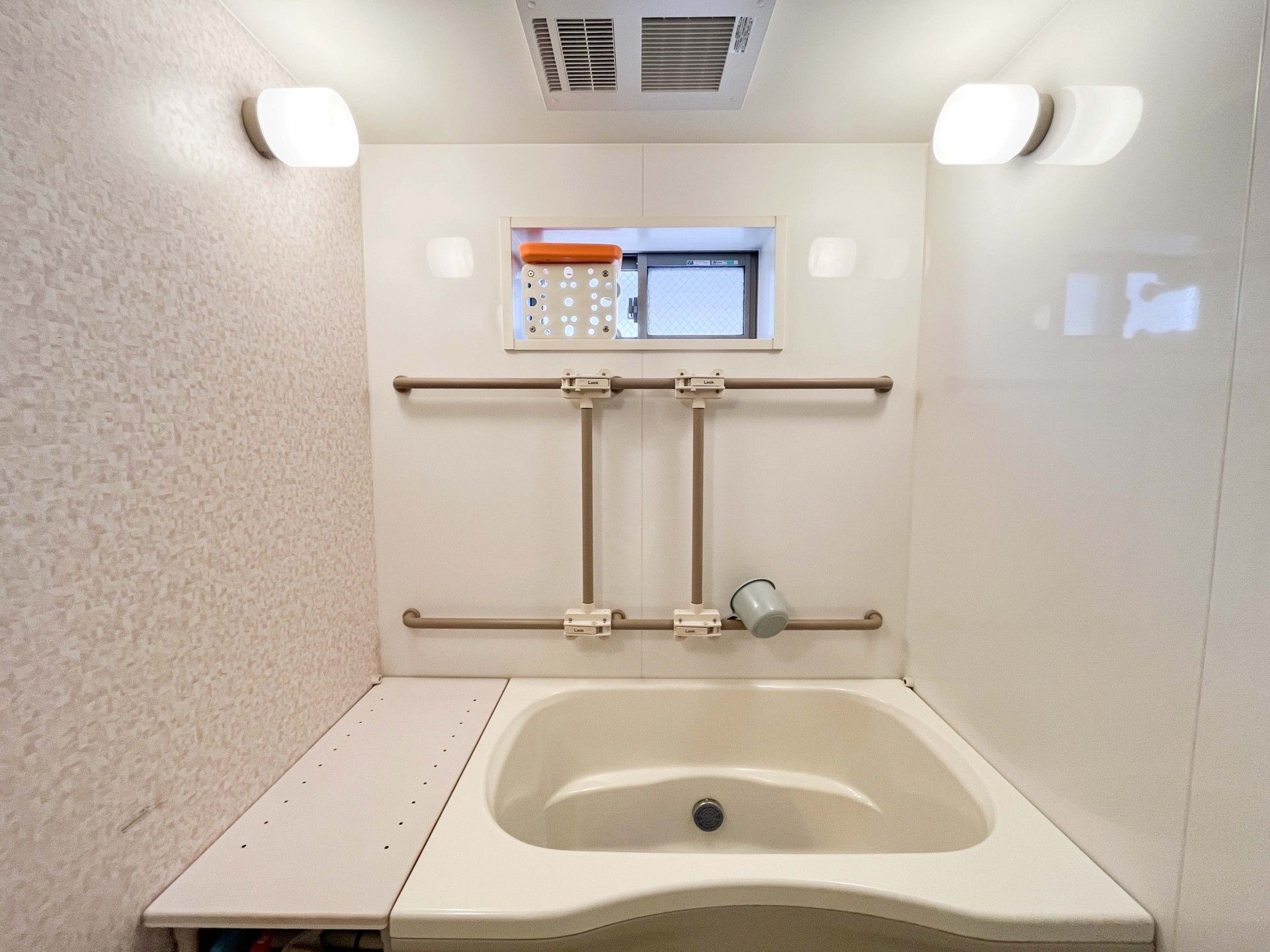 手すり付きの浴室