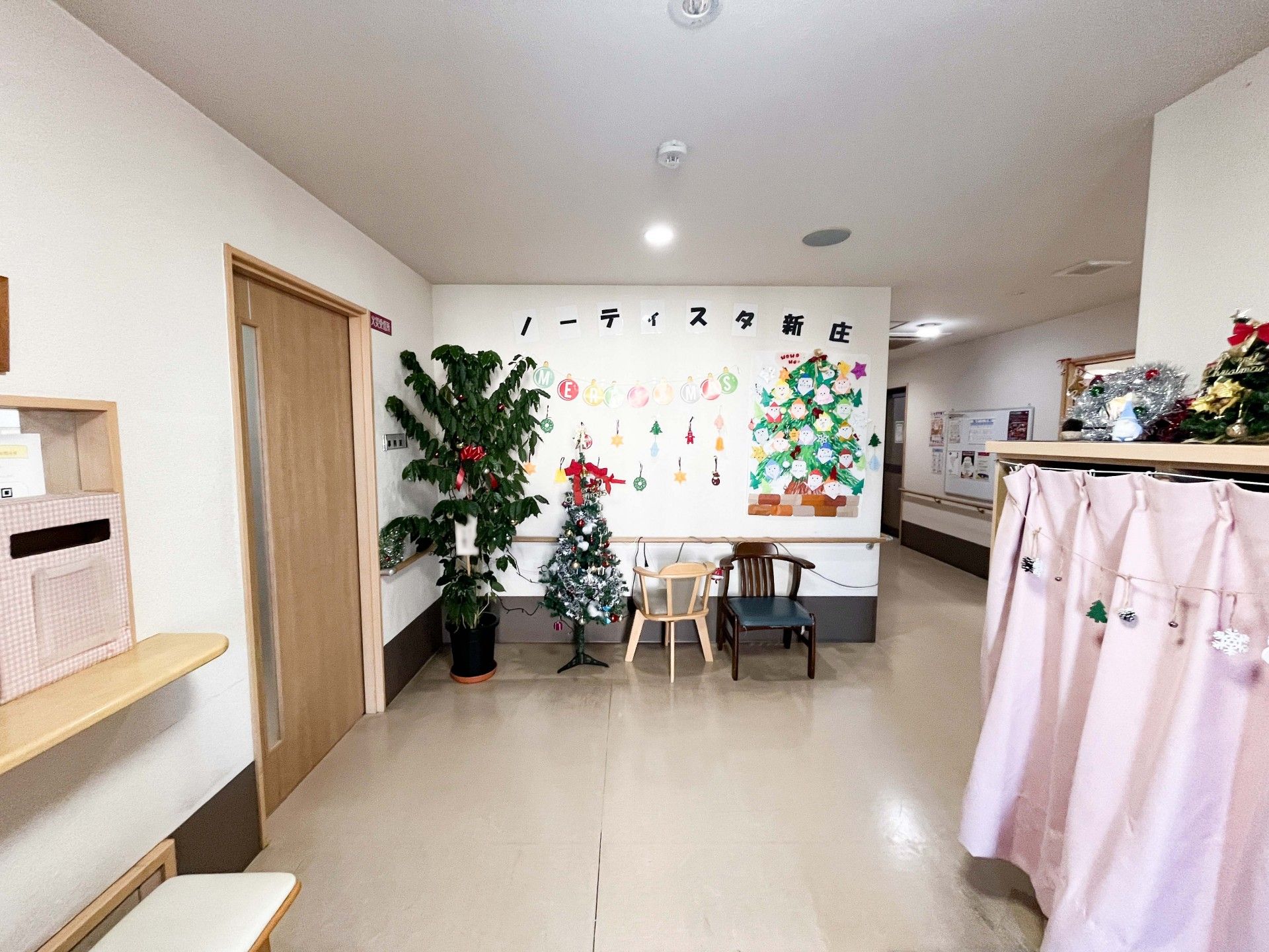 季節の飾りがある廊下