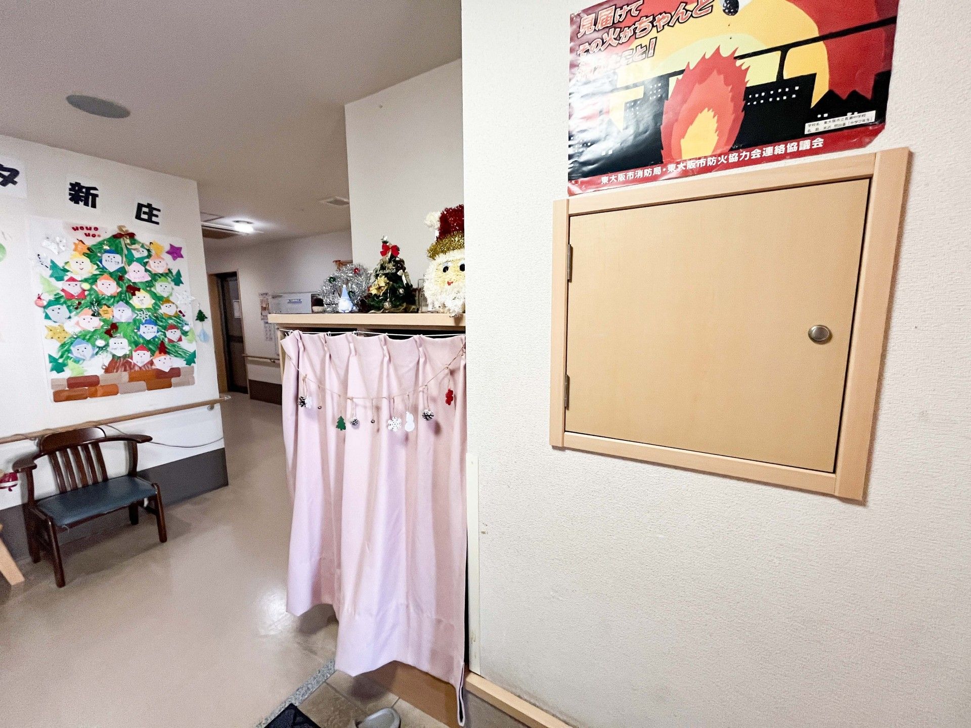 飾り付けがある廊下