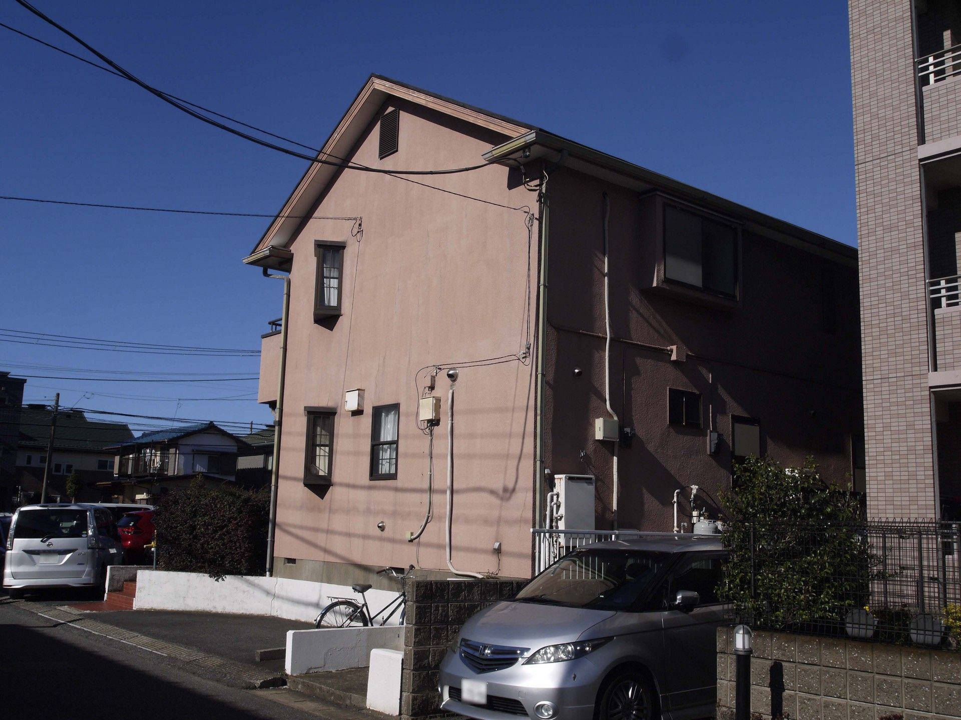 落ち着いた色合いの建物