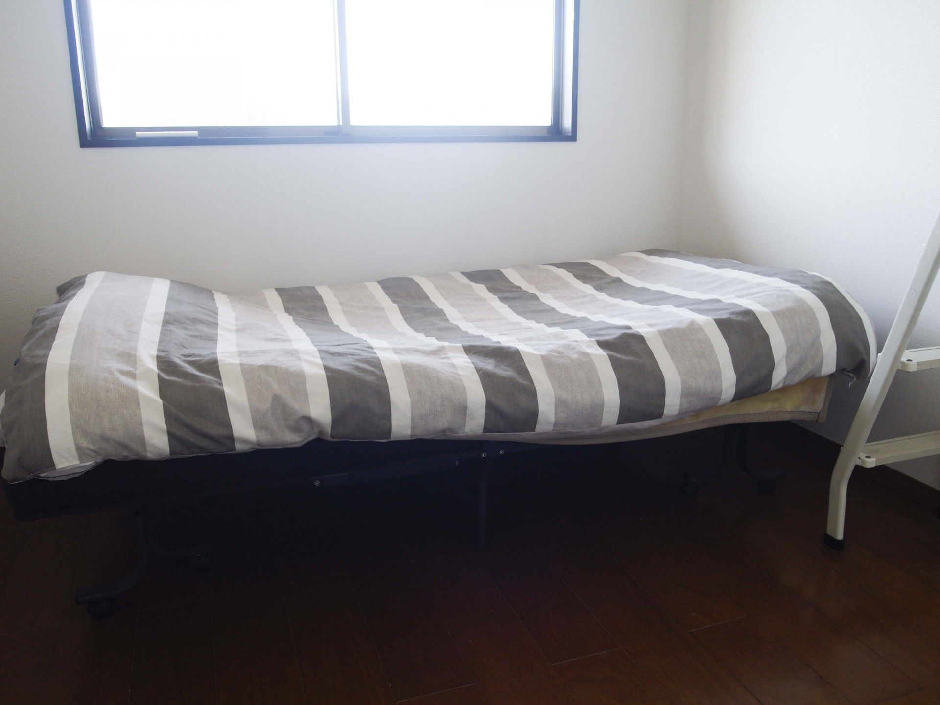 シンプルな寝室のベッド