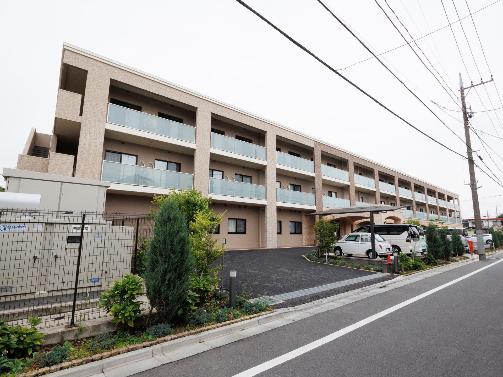 3階建ての介護付き有料老人ホームの外観