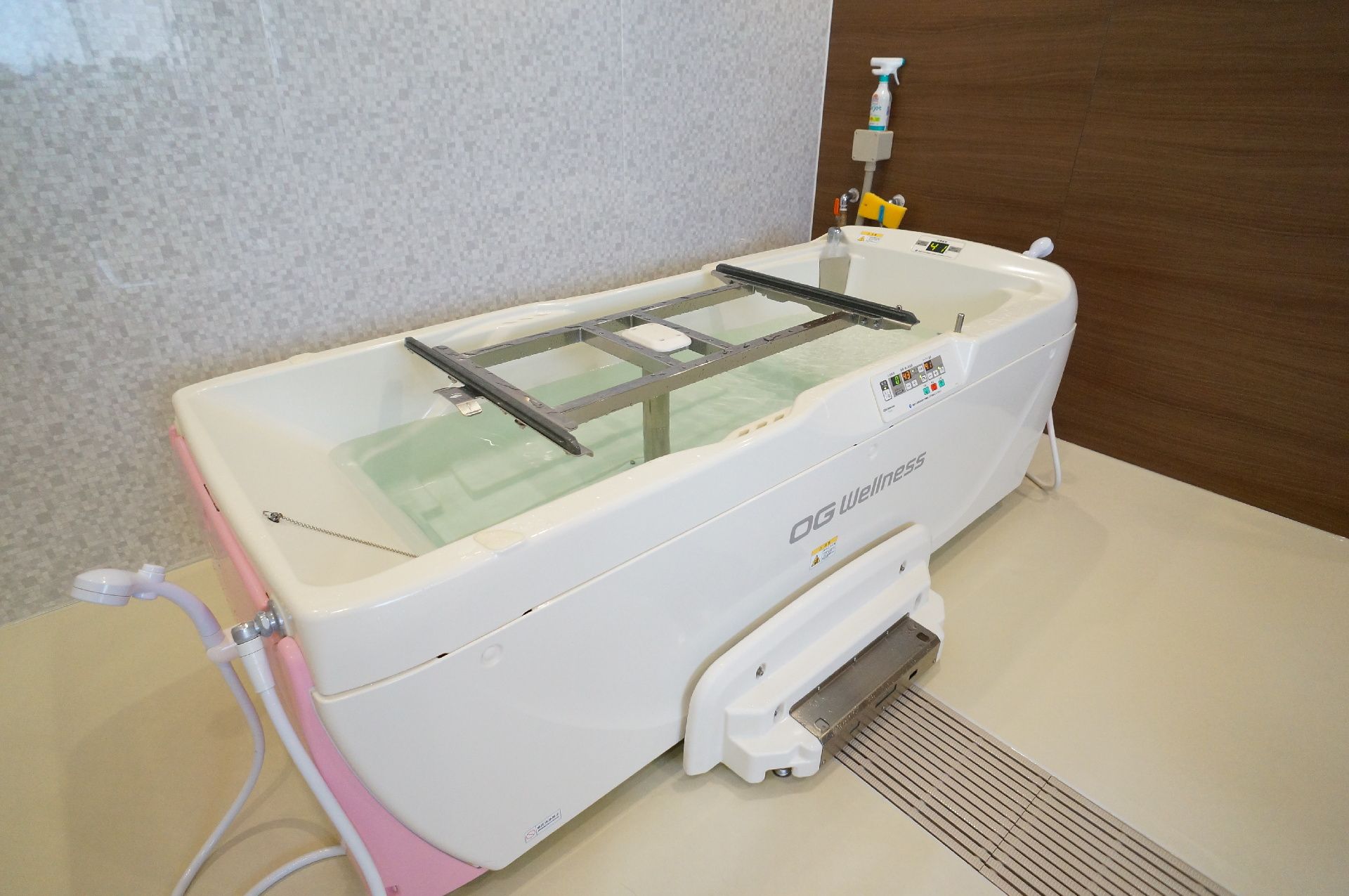 座ったままの姿勢でご利用いただける入浴装置