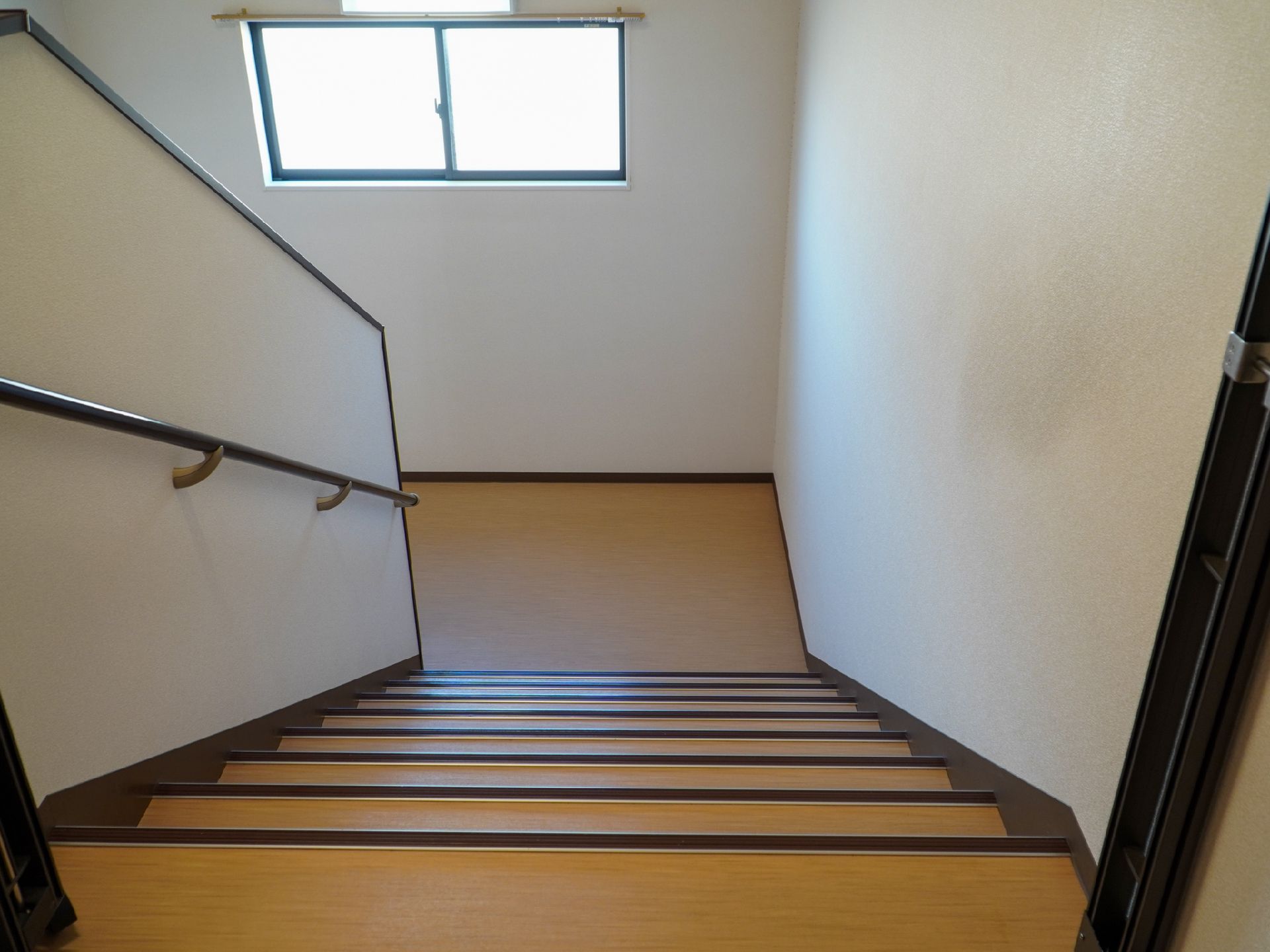 手すりが取り付けられており、転倒防止の対策をしている廊下